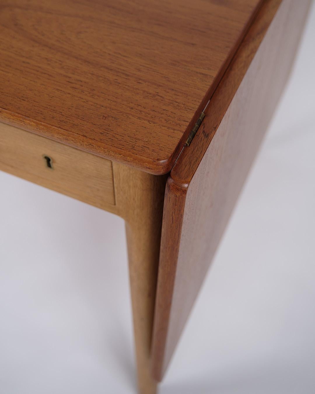 Schreibtisch Mit Klappen Modell AT-305 In Teak & Eiche Von Hans J. Wegner Für Andreas Tuck (Dänisch) im Angebot