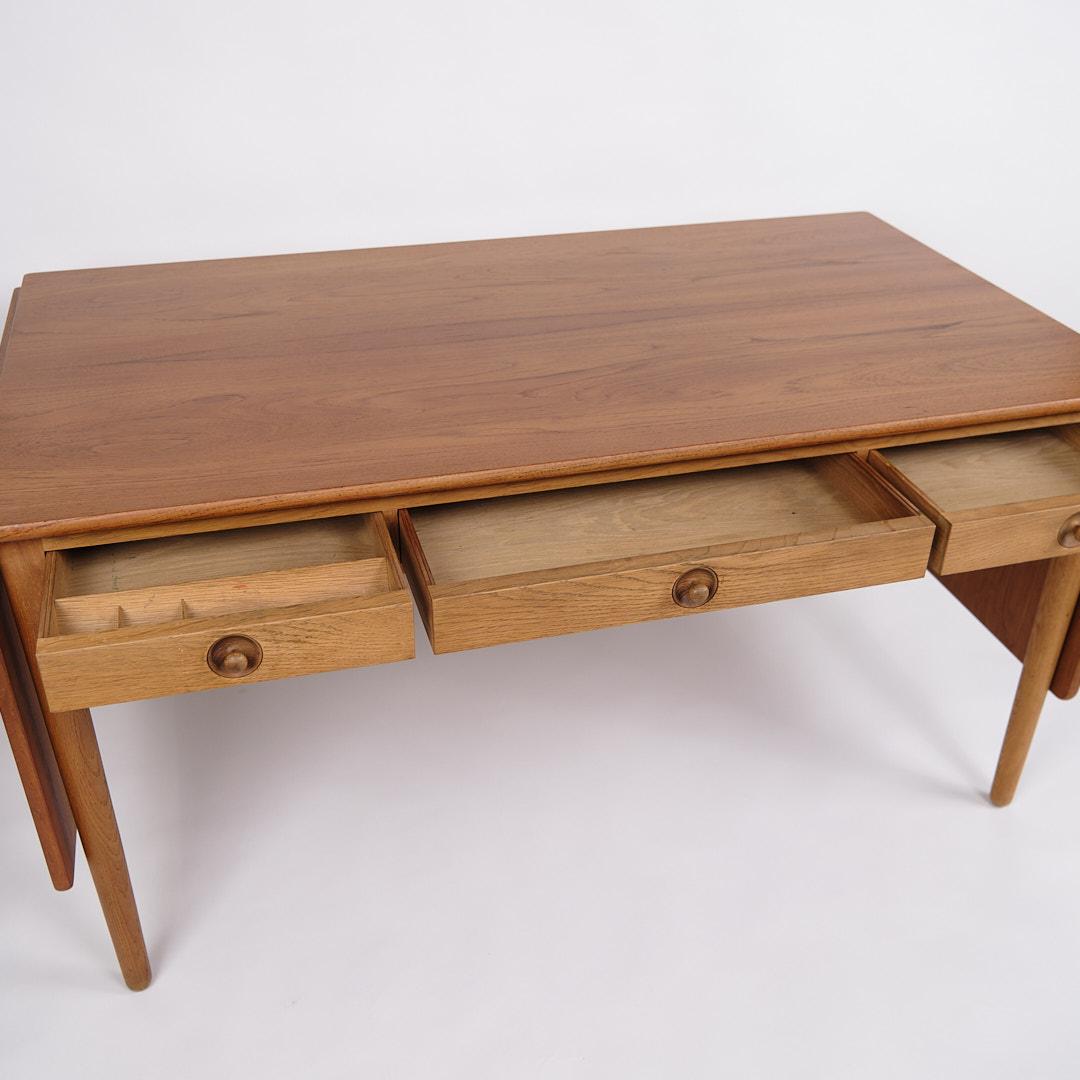 Schreibtisch Mit Klappen Modell AT-305 In Teak & Eiche Von Hans J. Wegner Für Andreas Tuck im Zustand „Gut“ im Angebot in Lejre, DK