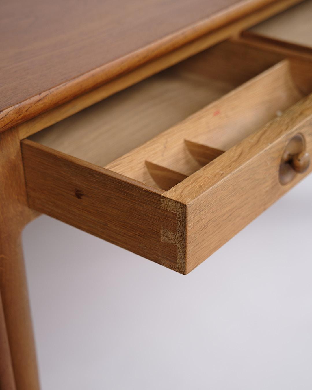 Schreibtisch Mit Klappen Modell AT-305 In Teak & Eiche Von Hans J. Wegner Für Andreas Tuck (Mitte des 20. Jahrhunderts) im Angebot