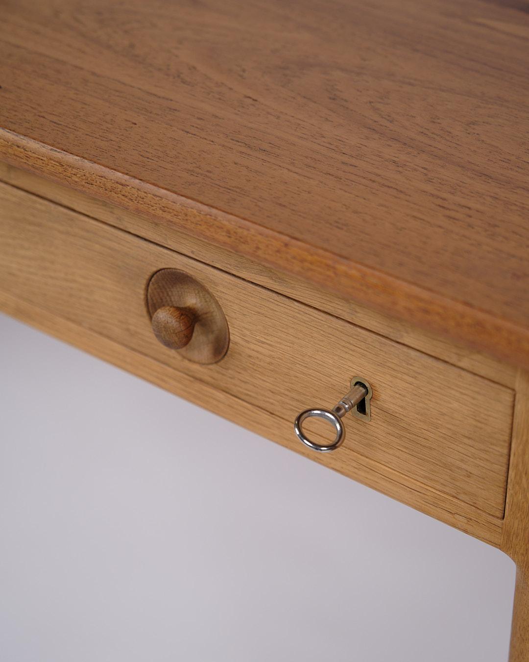 Schreibtisch Mit Klappen Modell AT-305 In Teak & Eiche Von Hans J. Wegner Für Andreas Tuck (Eichenholz) im Angebot