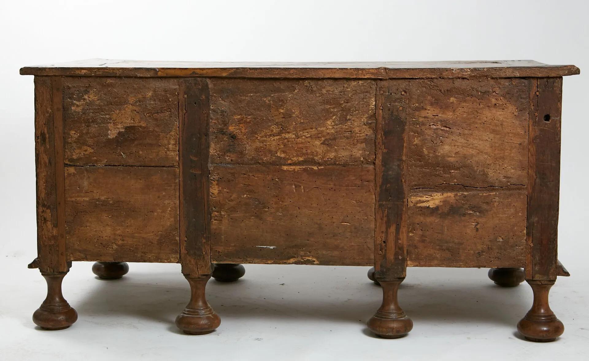 Bureau à caissons en bois fruitier et chêne, dit Mazarin, époque Louis XIV
VERS 1700
Plateau endommagé