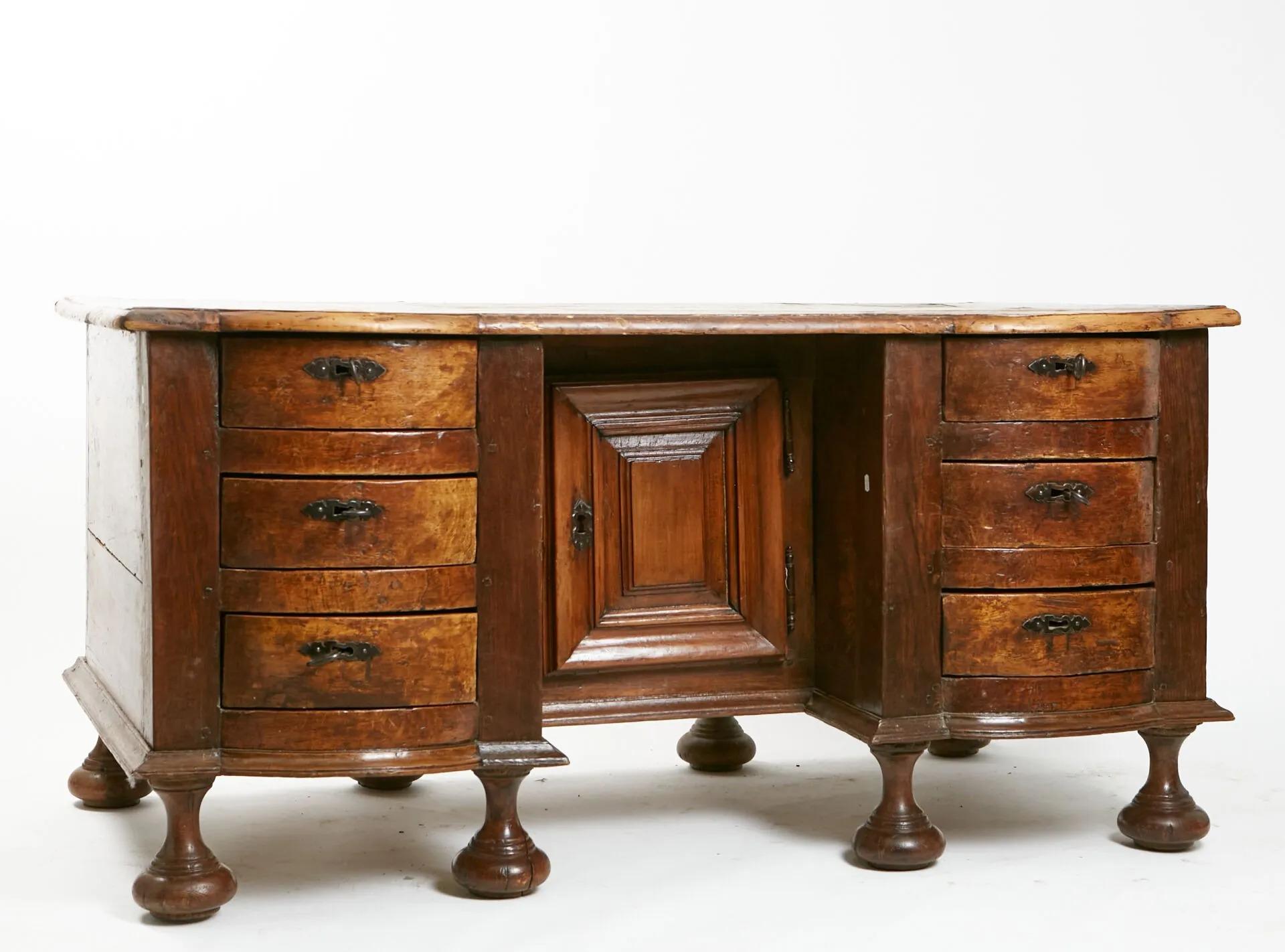 Bureau à caissons en bois fruitier et chêne, dit Mazarin, époque Louis XIV Bon état à Mouscron, WHT
