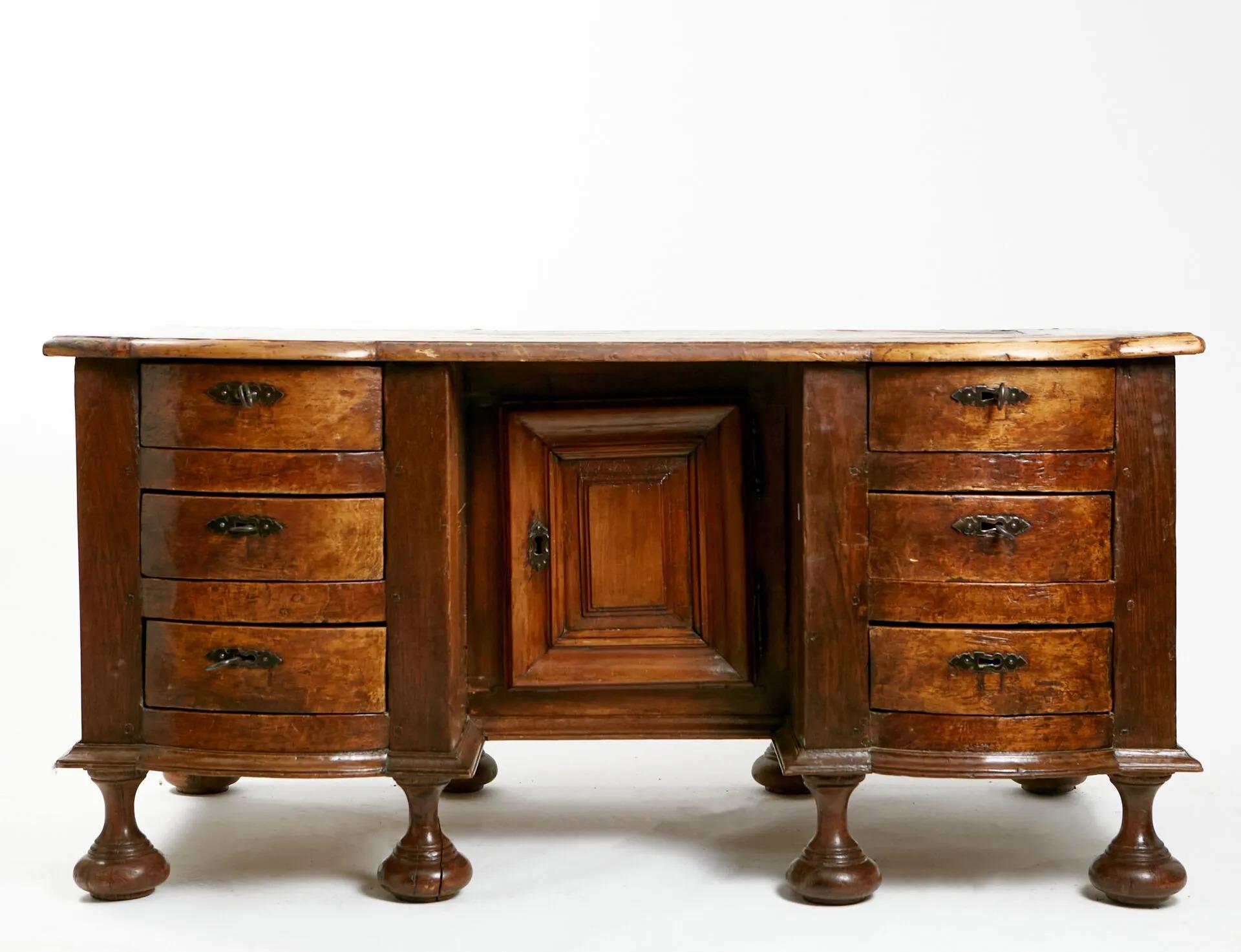 Fin du XVIIe siècle Bureau à caissons en bois fruitier et chêne, dit Mazarin, époque Louis XIV
