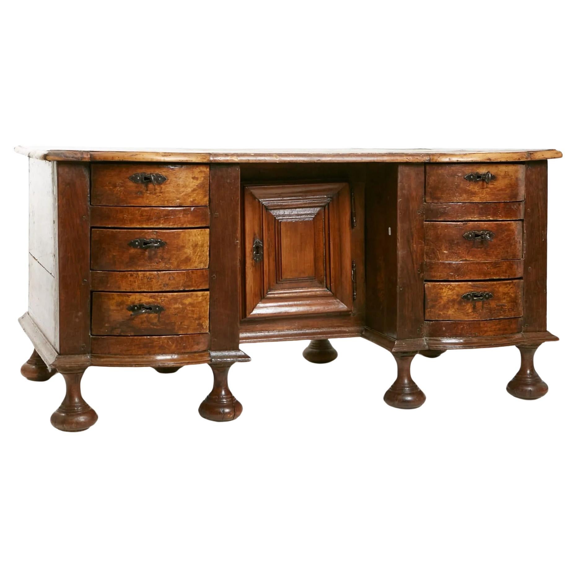 Bureau à caissons en bois fruitier et chêne, dit Mazarin, époque Louis XIV