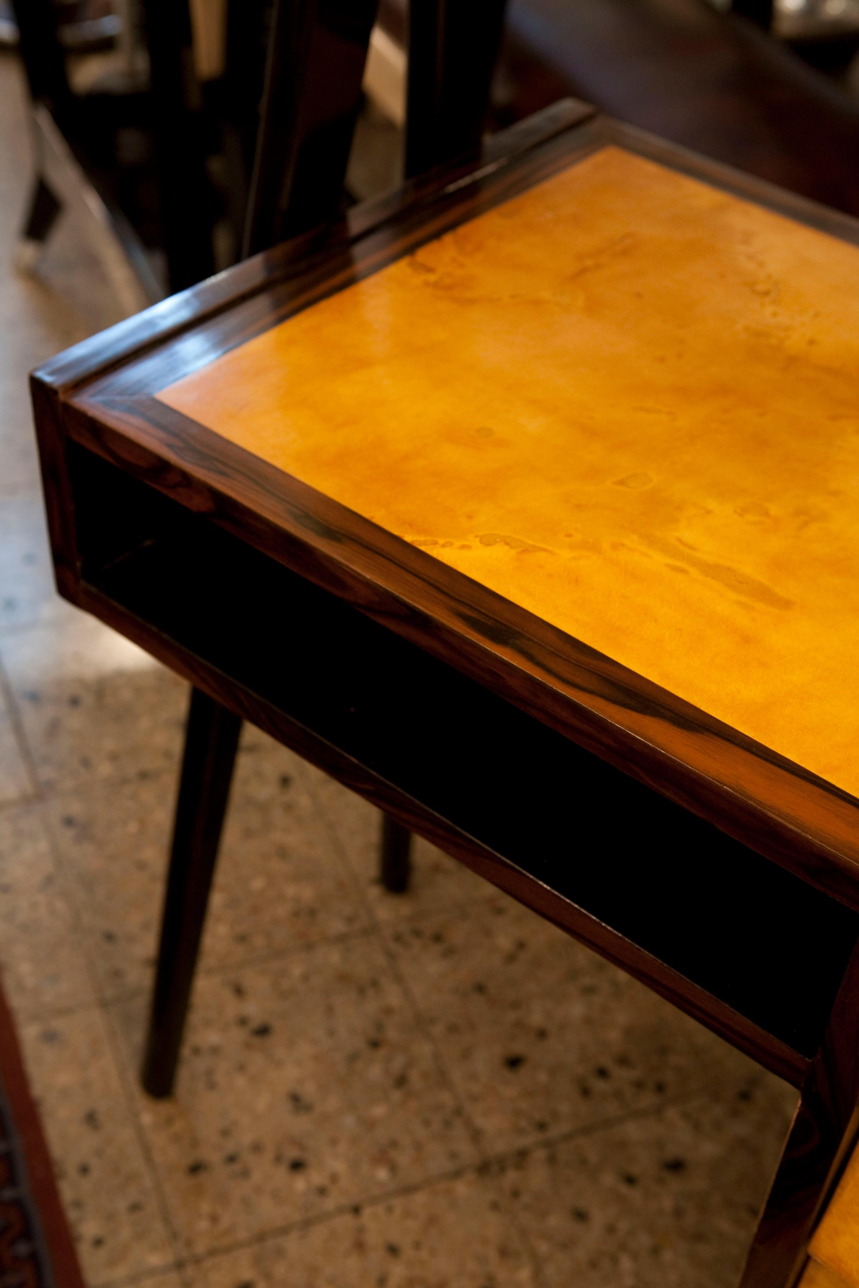 Desk from the 1960s in Leather 'Parchament' and Ebony Wood, Italian In Good Condition For Sale In Ciudad Autónoma Buenos Aires, C
