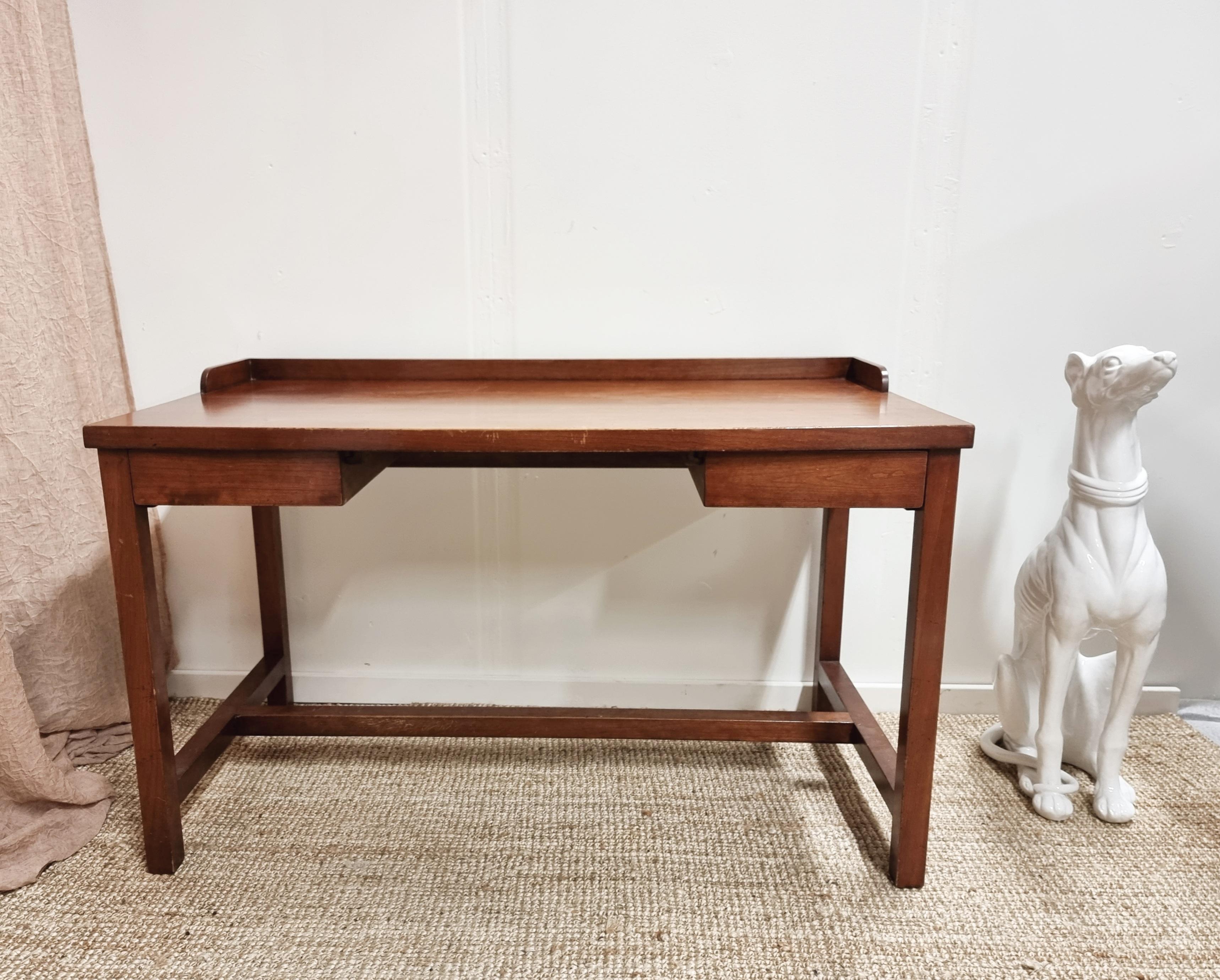 Scrivania ben realizzata con due cassetti con incastri a coda di rondine e gambe fissate con chiodi di legno. Ottima lavorazione, stile moderno scandinavo, metà del 1900.

La scrivania è bellissima da tutti i lati. Bella patina e struttura