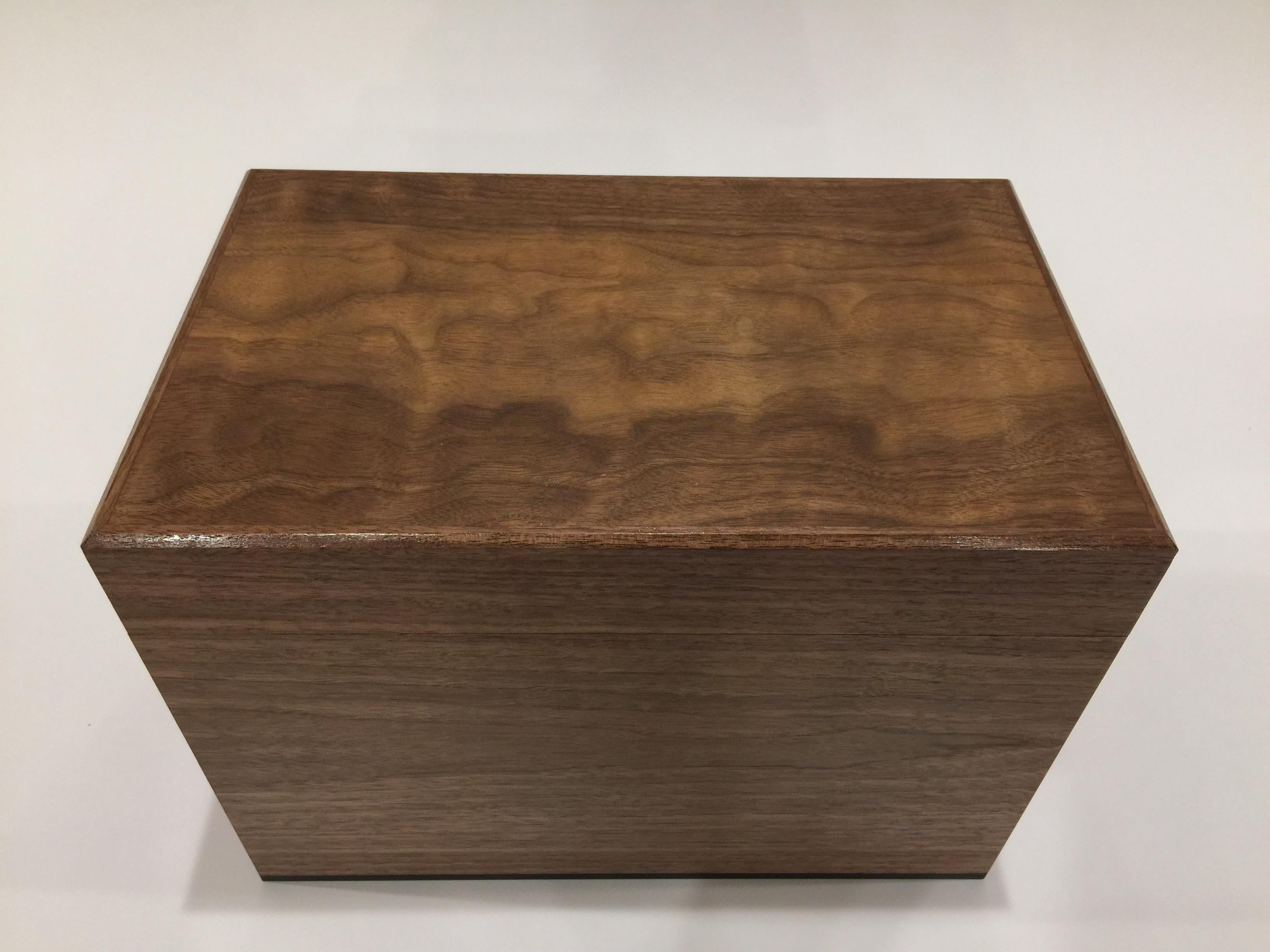 Desktop humidor featuring lift out tray. Interior liners and dovetailed tray in Honduran mahogany. I use Honduran mahogany in the construction of my humidors because it does not impart a flavour and because it is an exceptionally high quality