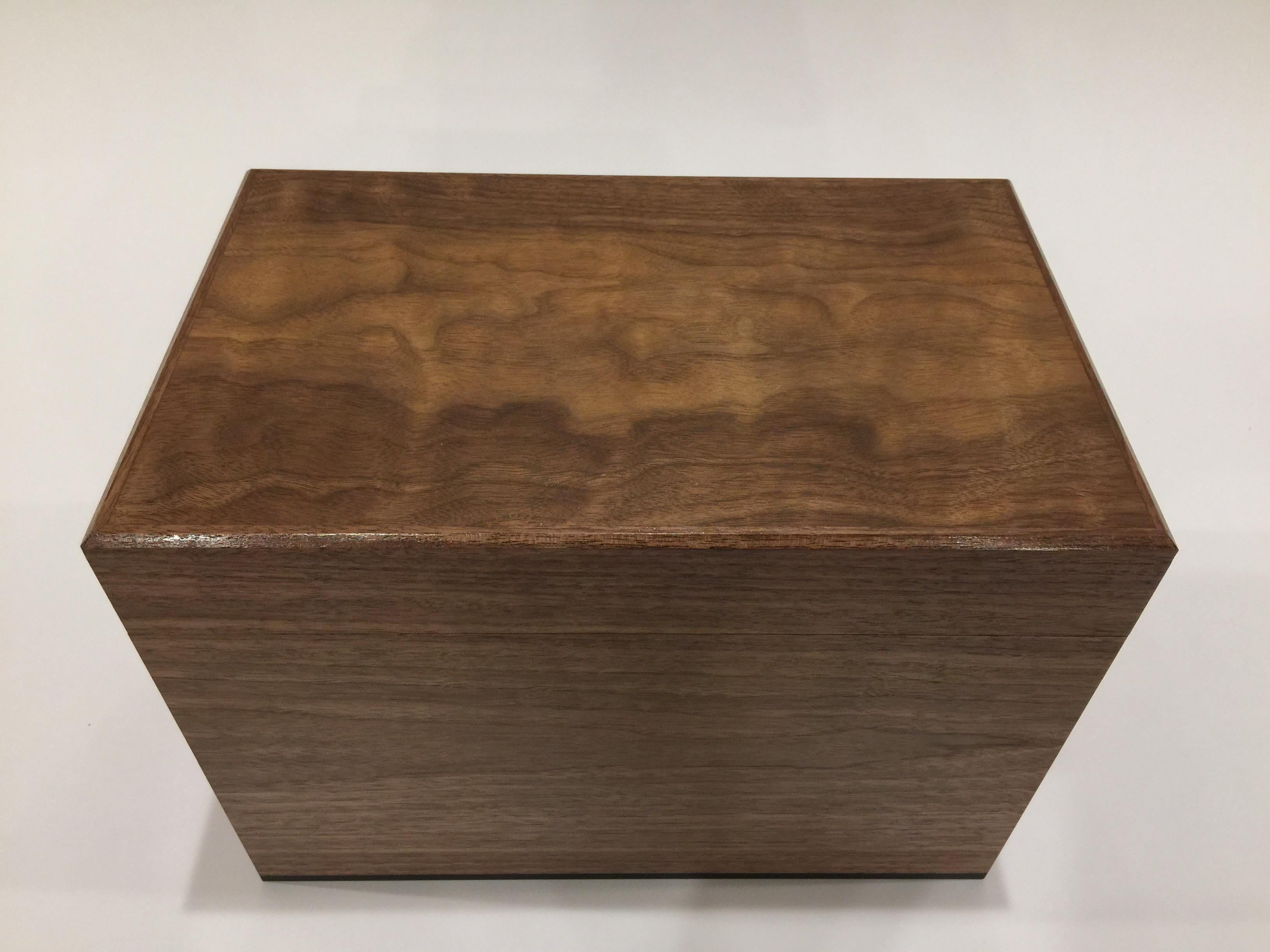 Desktop humidor featuring lift out tray. Interior liners and dovetailed tray in Honduran mahogany. I use Honduran mahogany in the construction of my humidors because it does not impart a flavour and because it is an exceptionally high quality