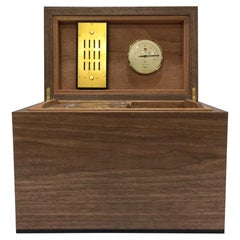 Humidor da tavolo in noce riccio con dettagli in ebano e base in pelle