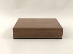 Humidor da tavolo in noce con dettagli in ebano con base in pelle scamosciata