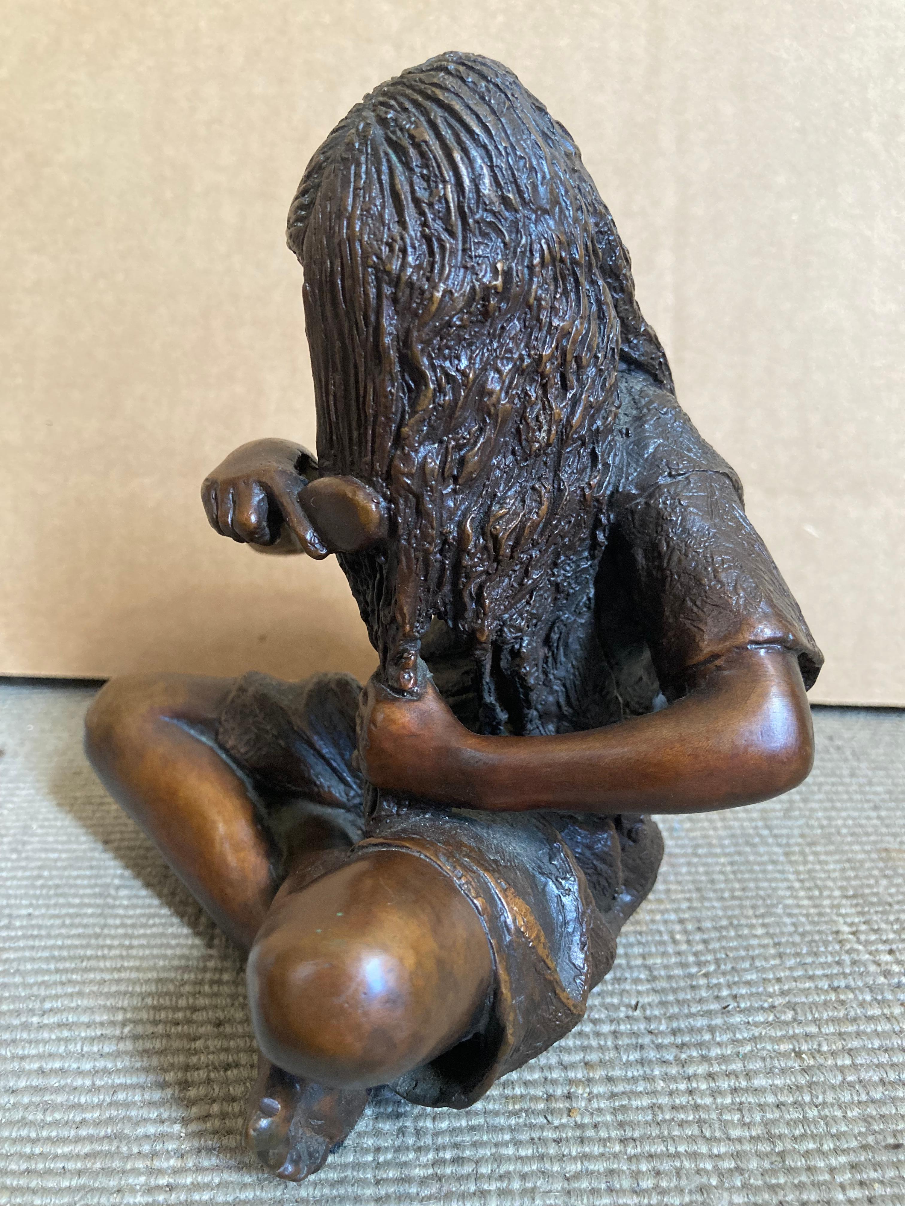 Enredos (Bronce macizo, reconocido escultor de niños, viene con libro de tapa dura) - Sculpture de Desmond Fountain