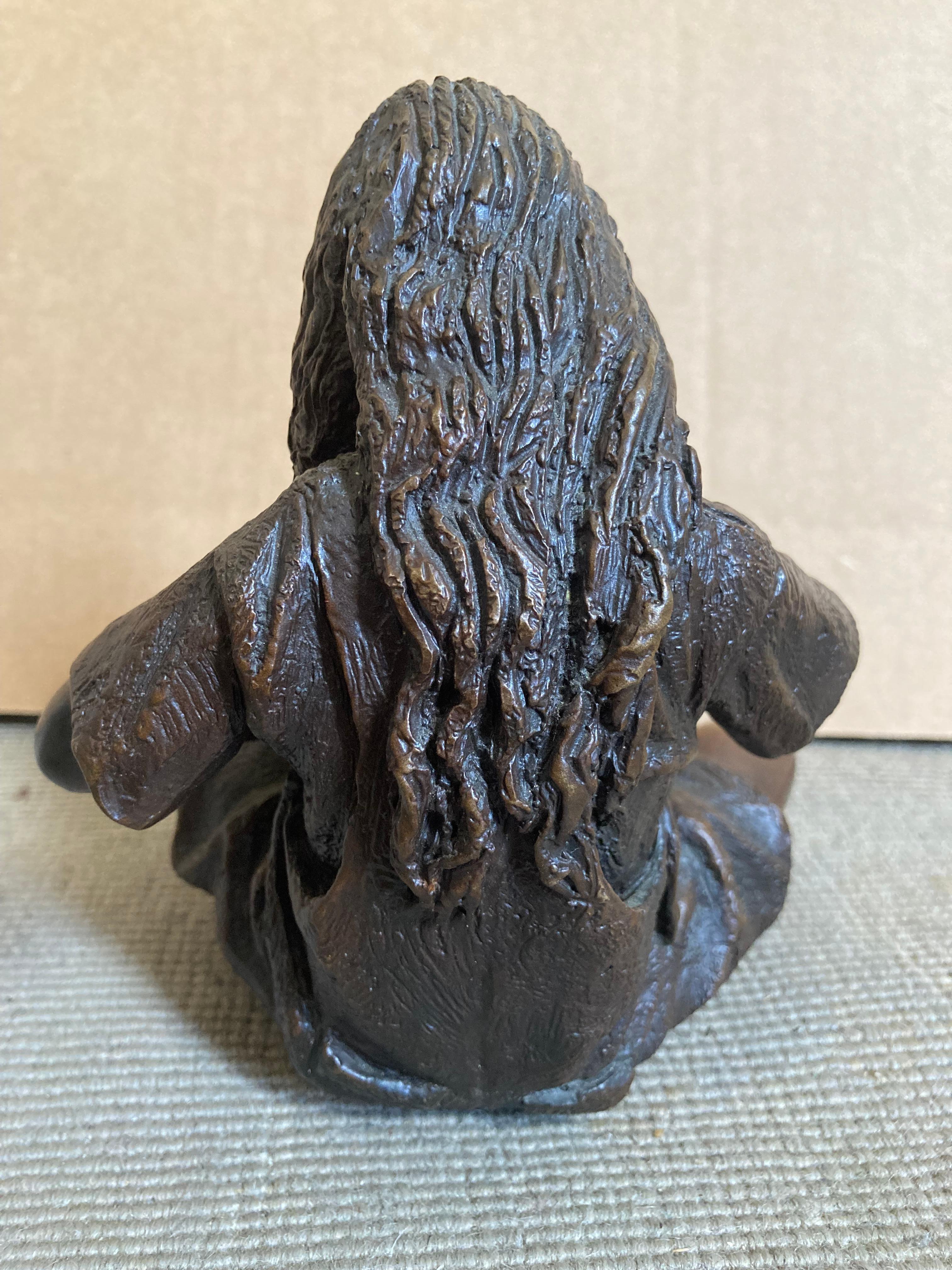 Una encantadora escultura de bronce fundido macizo de una niña peinándose los mechones de pelo, obra del escultor de bronce de fama internacional Desmond Fountain. Firmado en la parte inferior. Fountain ganó su primer premio de arte en un concurso