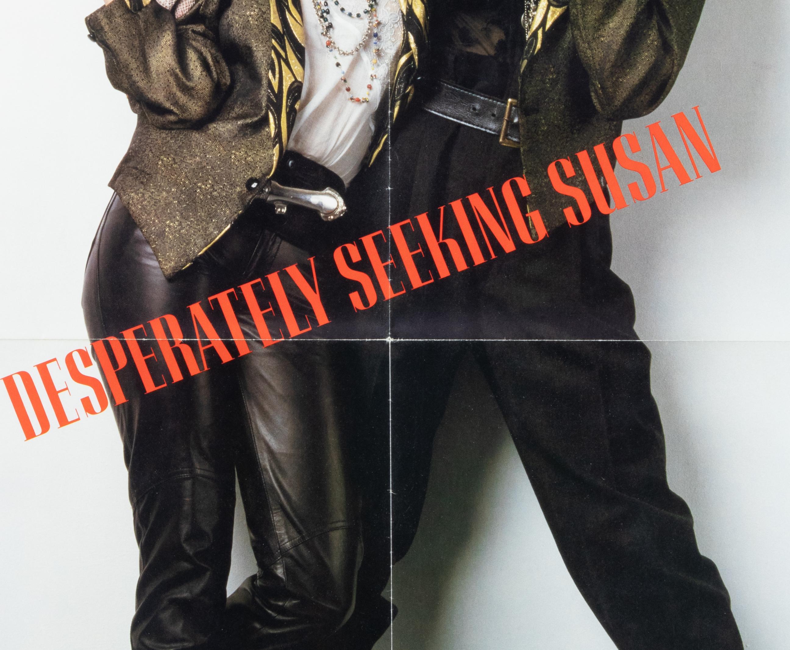 Hoja suelta estadounidense (27 × 41 pulg.), Orion Pictures.
Dirigida por Susan Seidelman, protagonizada por Rosanna Arquette, Aidan Quinn y Madonna. Icónica comedia de culto de los 80, famosa por el papel de Madonna. En el póster aparecen Madonna y