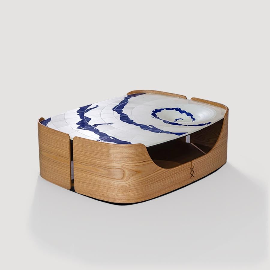 Despertar est plus qu'une table, c'est un manifeste. Un geste conscient qui réunit la céramique et le contreplaqué, en équilibrant l'art, la fonction et la durabilité. La céramique, noble et résistante, porte un message qui interroge notre rapport à