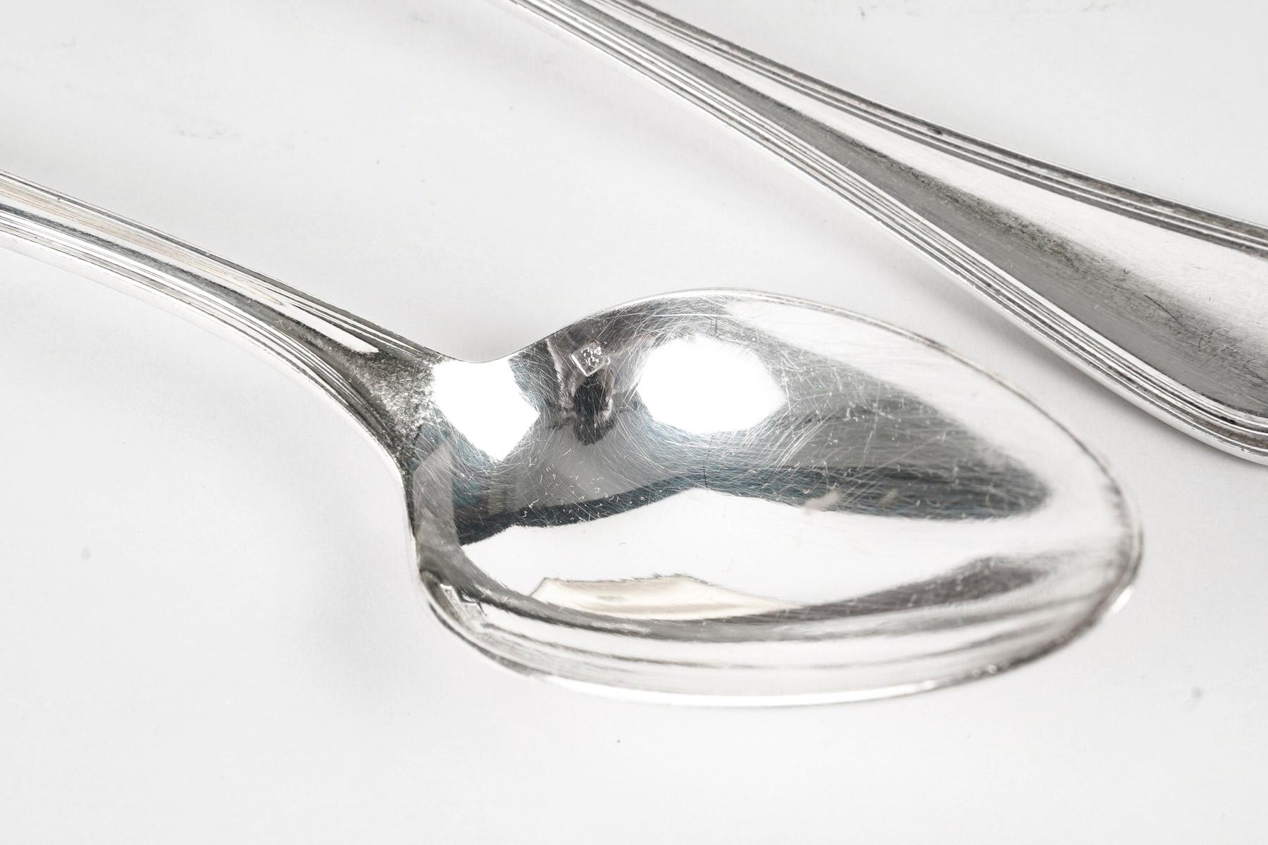 Dessertbesteck von Christofle, 1950-1960.

Maison Christofle versilbertes Besteck, Goldschmiede, Jahr 1950-1960, 12 Löffel, 11 Gabeln, in Originalverpackung.
H: 5cm, B: 26cm, T: 18,5cm