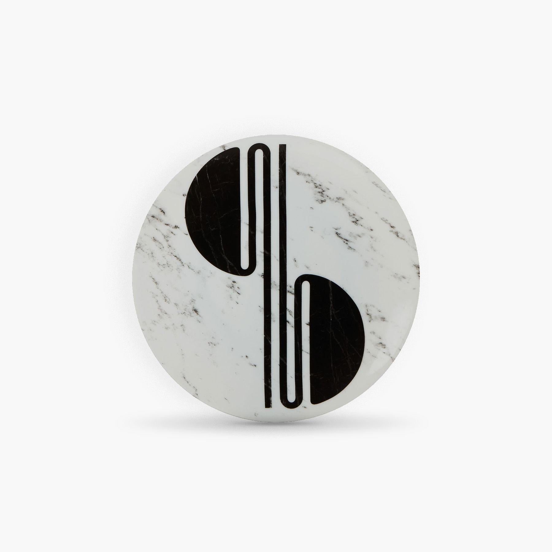 
Etienne Bardelli, plastic artist, interprets in his own way the architecture of Rue de Paradis: A sweet mix between the 1930s and the 1970s.

Porcelain of Limoges extra fine.
Black and white serigraphy.
Diameter: 21 cm 
Height: 1.4 cm
Weight: 0.208