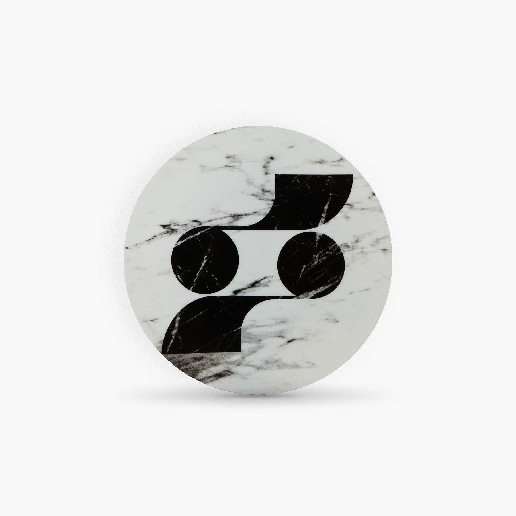 
Etienne Bardelli, plastic artist, interprets in his own way the architecture of Rue de Paradis: A sweet mix between the 1930s and the 1970s.

Porcelain of Limoges extra fine.
Black and white serigraphy.
Diameter: 21 cm 
Height: 1.4 cm
Weight: 0.208