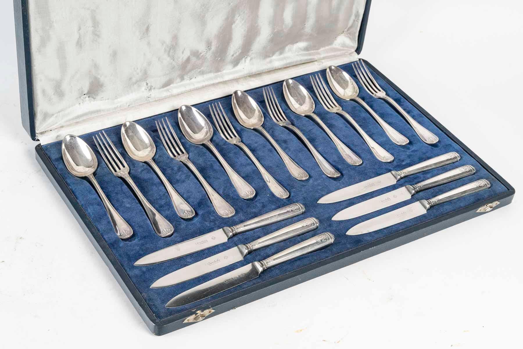Service à dessert de Christofle, XIXe siècle, période Napoléon III.

Service à dessert en argent plaqué par Christofle, 19e siècle, période Napoléon III, 18 pièces.
6 cuillères à dessert
6 fourchettes à dessert
6 couteaux à dessert

H : 4,5cm, L :