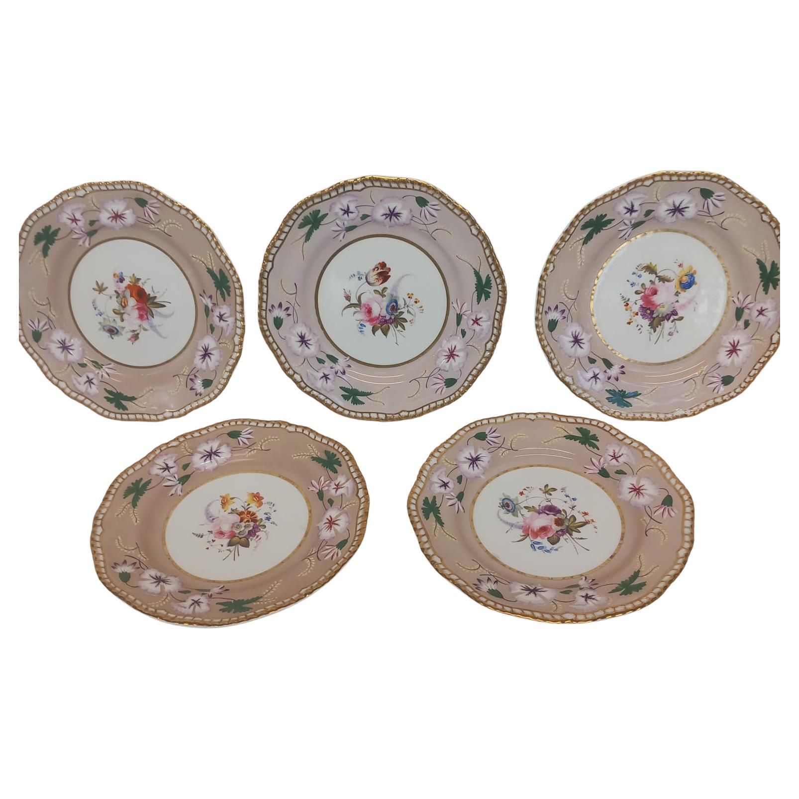 Un service à dessert de très bonne qualité fabriqué par Spode Felspar entre 1815 et 1827. 
Il y a cinq assiettes à dessert et sept plats de service façonnés, dont un raza à pied, quatre plats en forme de coquillage et deux plats rectangulaires