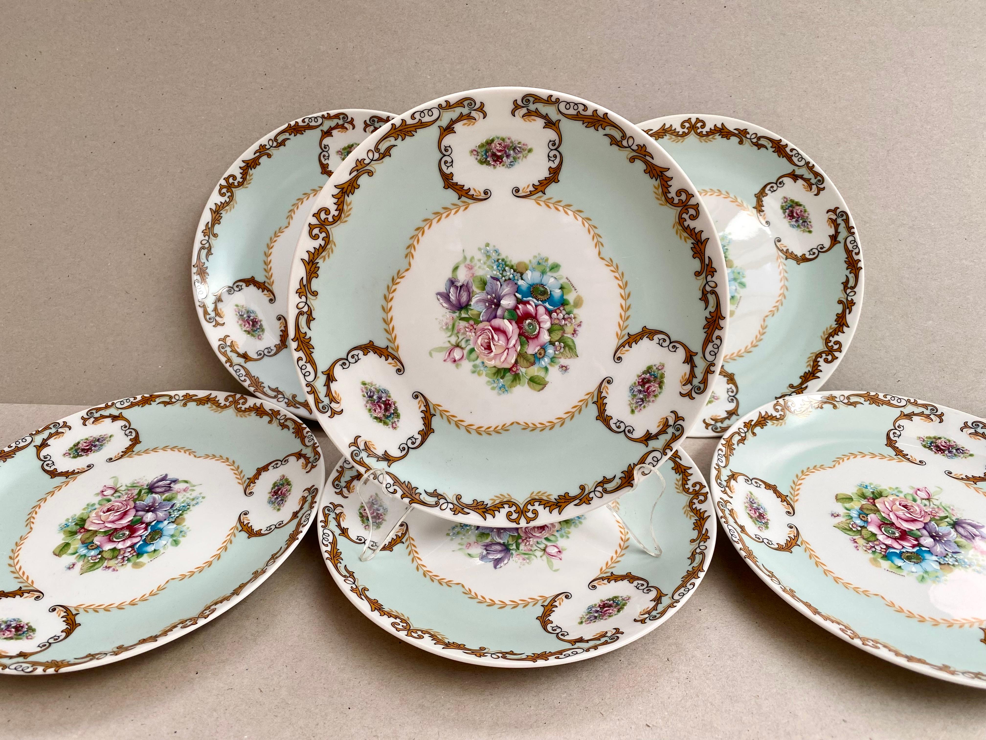 Set of 6 beautiful Limoges porcelain plates, made by the famous Seltmann Weiden manufactory in Bavaria, Germany, 1960s.

These beautiful vintage plates have a white porcelain base and are hand painted with a floral design.

Thanks to these pretty