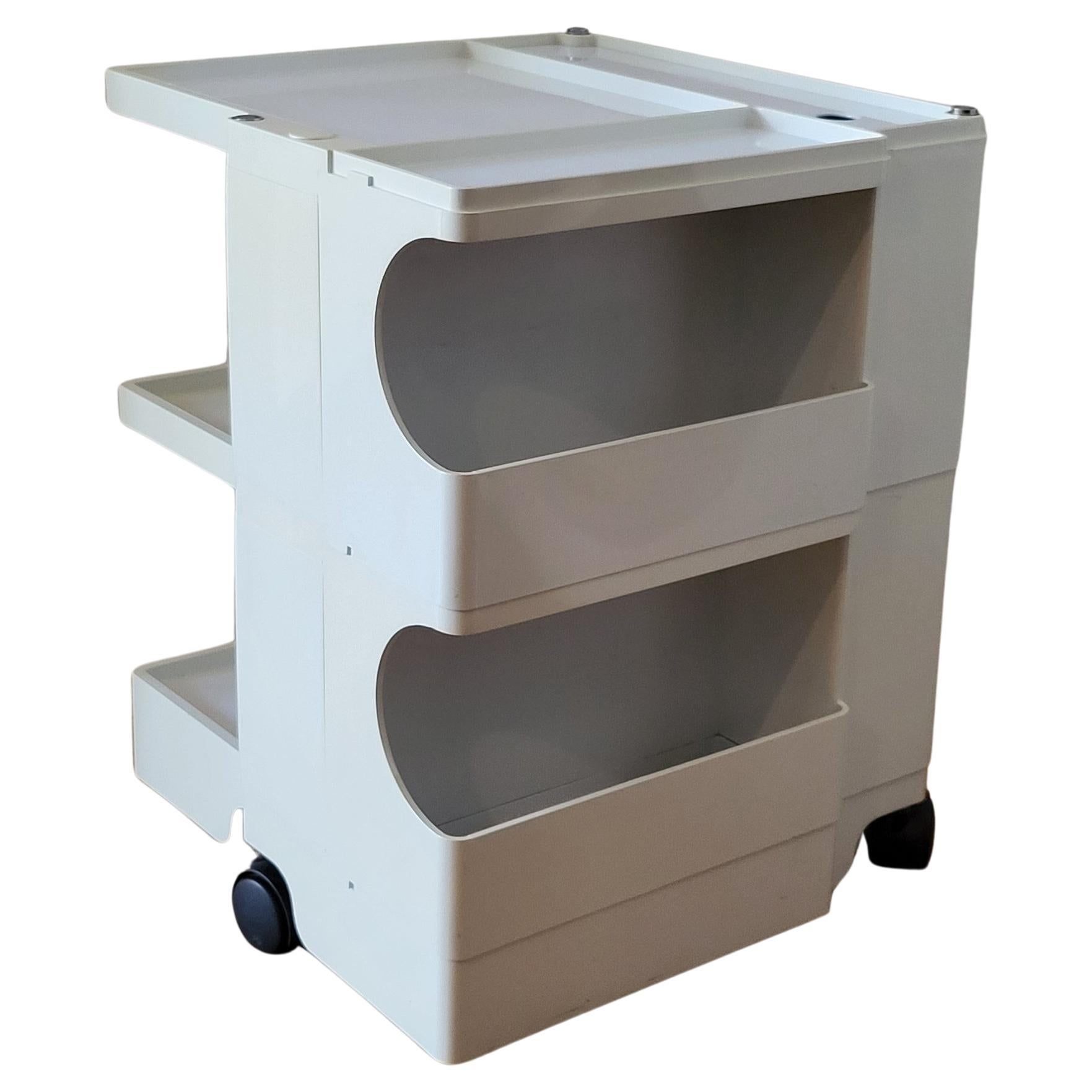 Fabriqué par Bieffplast  Italy, ce rangement Boby imaginés par Joé Colombo est une solution pratique pour touts les pièces de la maison.
Sur roulettes, et grâce à sa polyvalence il a trouvé sa place également dans beaucoup de corporation de métiers(