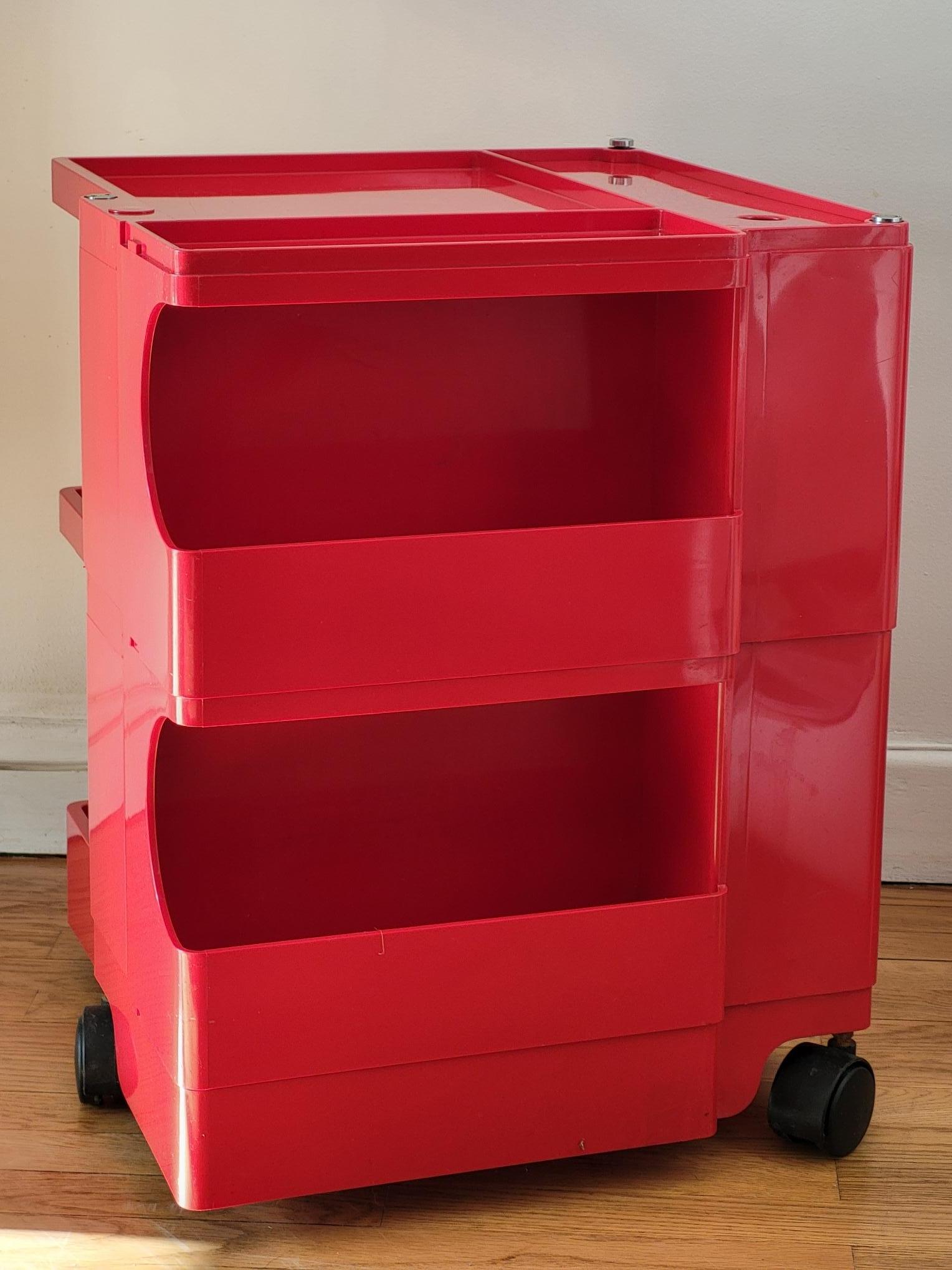 Fabriqué par Bieffplast en Italie, le rangement Boby, imaginé par le designer emblématique Joe Colombo, se présente comme une solution pratique et esthétique pour toutes les pièces de la maison. Équipé de roulettes, ce meuble polyvalent a non