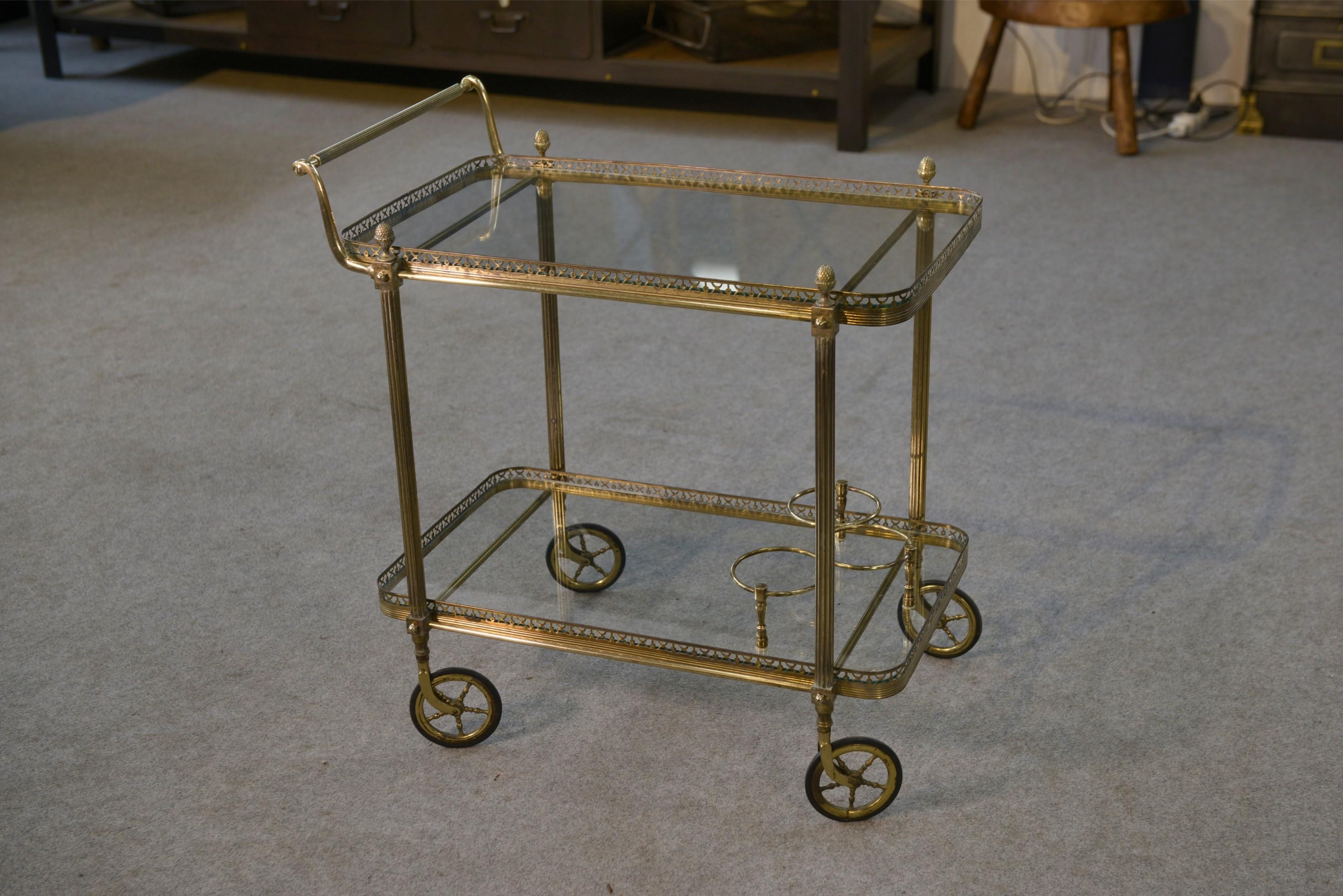 Desserte néo-classique en laiton et verre attribué à Maison Jansen 1960's

Fondée en 1880 à Paris par le Néerlandais Jean-Henri Jansen, la Maison Jansen est considérée comme la première firme de design d'intérieur à portée internationale. Elle a su