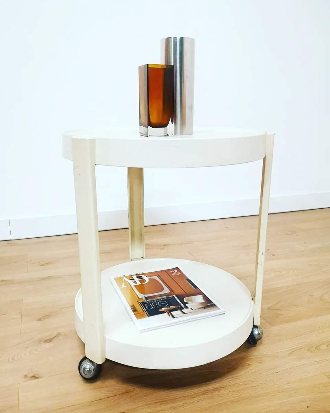 Desserte des années 60, par Giotto Stoppino pour Kastilia Design Italy, en plastique blanc. Très belle pièce à double plateau et 3 barres verticales sur roulettes. Design space age qui s'adaptera très bien à un intérieur moderniste. Bon état général.