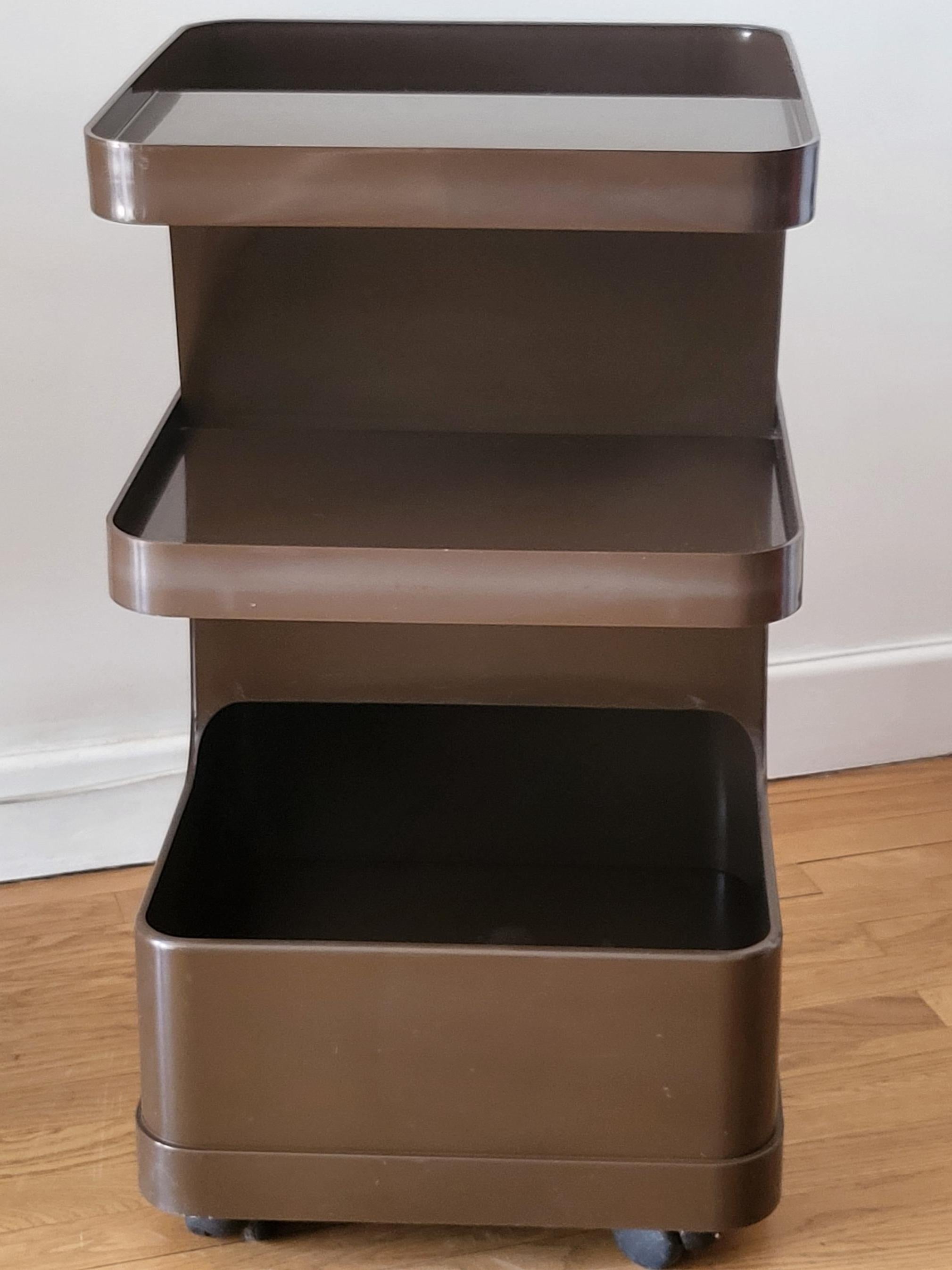 Dessert su roulette in plastica dotato di due piastre e un bac de rangement sul fondo.
Una strada molto rara da visitare, tutta libera di muoversi nell'era dell'Espace.
Les roulettes sont démontables, elles roulent très bien, quelques traces de