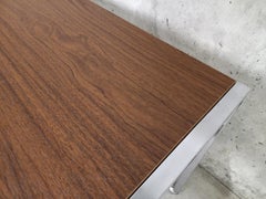 Desserte / table basse vintage sur roulettes en bois et métal chromé années 70