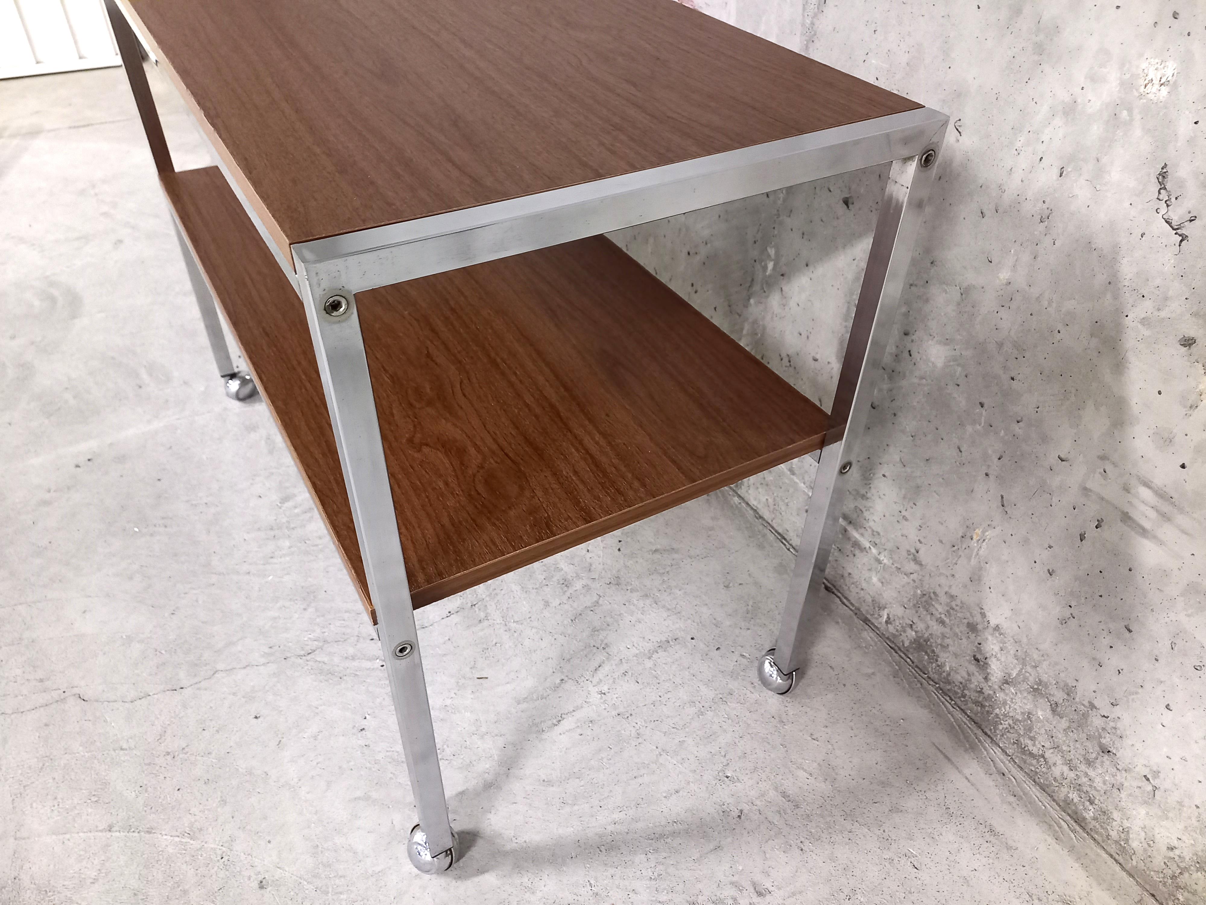 Swiss Desserte / table basse vintage sur roulettes en bois et métal chromé années 70