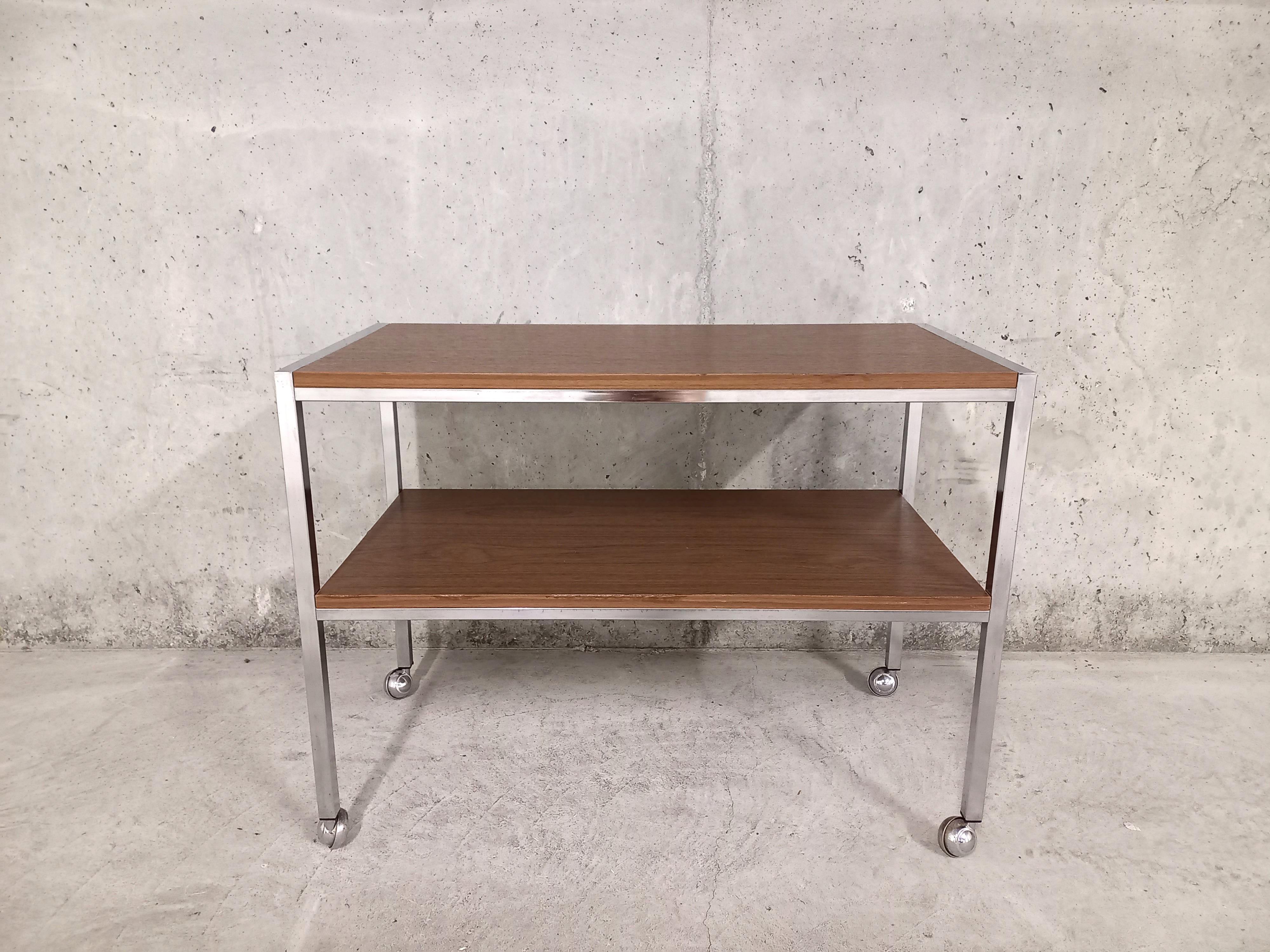 Late 20th Century Desserte / table basse vintage sur roulettes en bois et métal chromé années 70