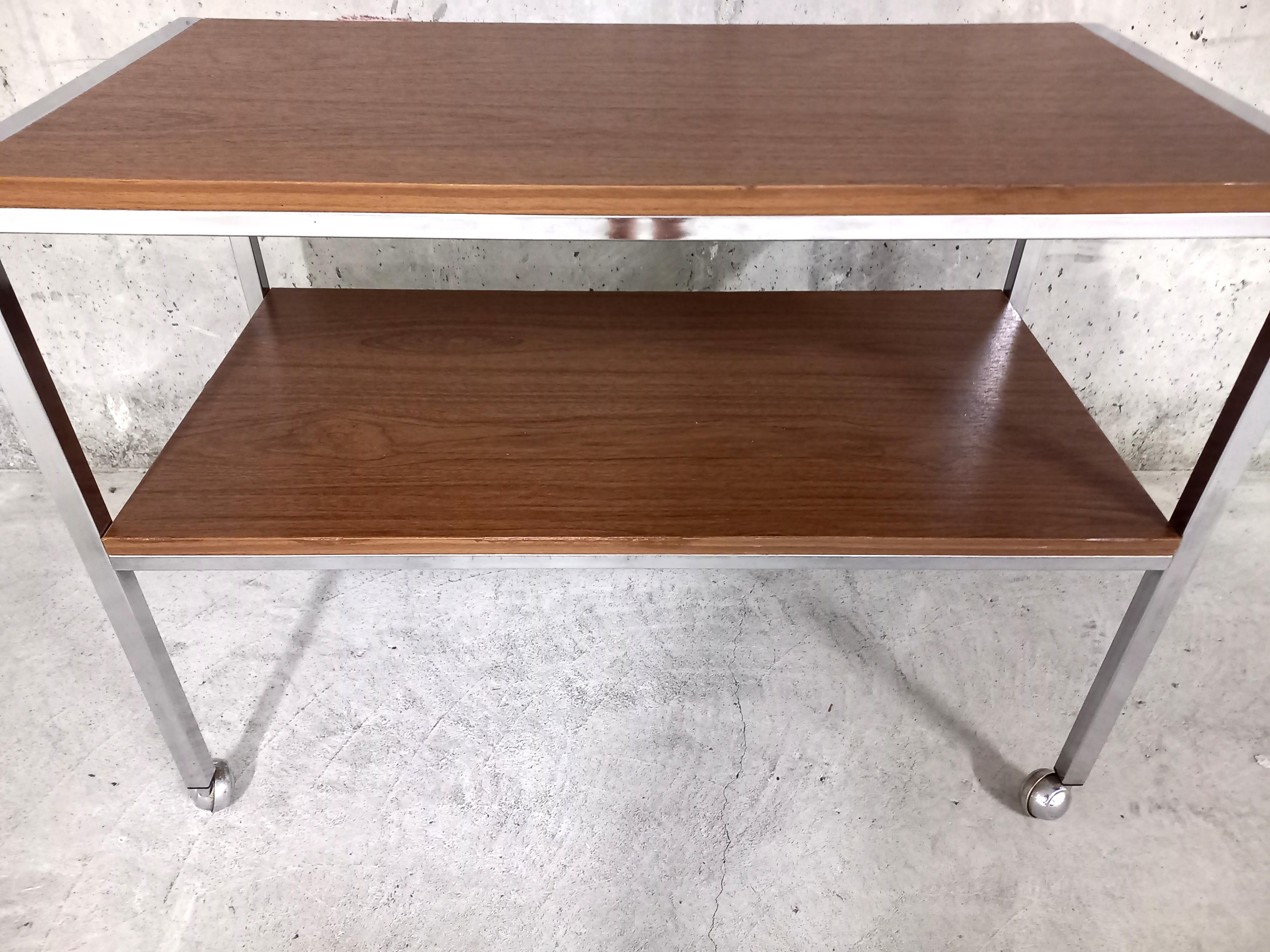Metal Desserte / table basse vintage sur roulettes en bois et métal chromé années 70