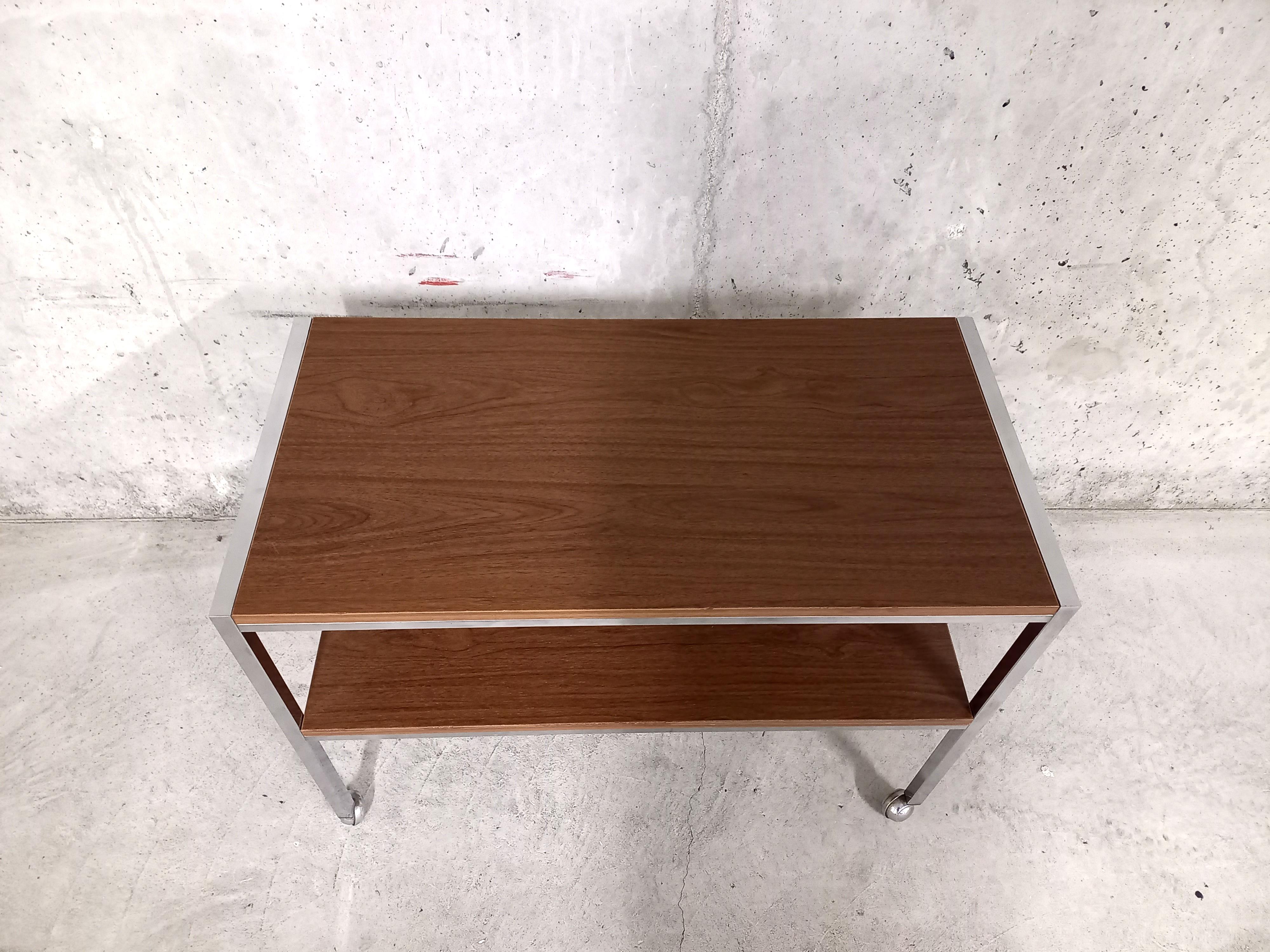 Desserte / table basse vintage sur roulettes en bois et métal chromé années 70 1