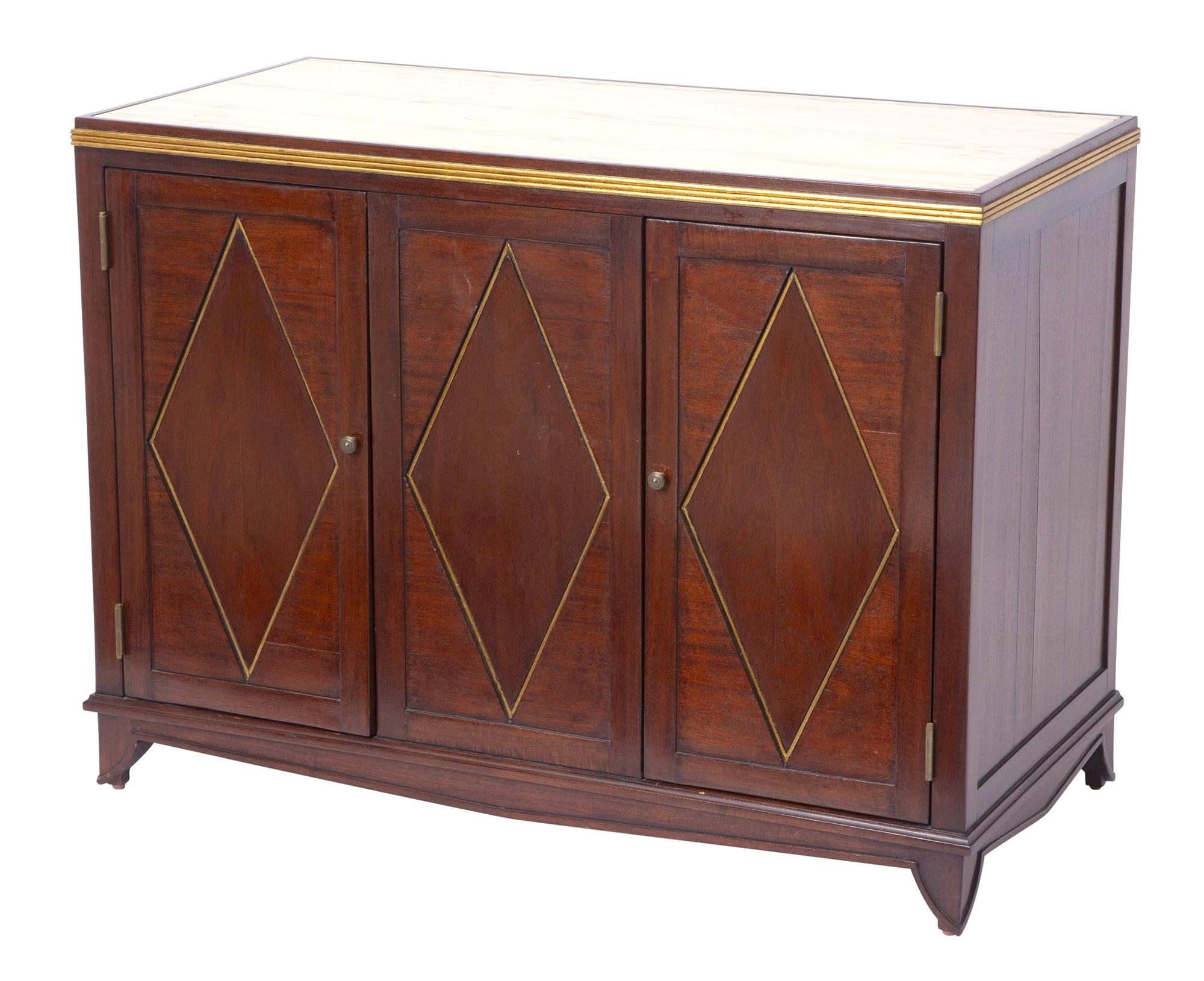 Fabriqué à la fin du XXe siècle par Dessin Fournir, réputé pour son savoir-faire exceptionnel, ce buffet/crédence témoigne d'une élégance intemporelle. Fabriqué en bois d'acajou et orné d'accents complexes en or doré parcellaire, il respire la