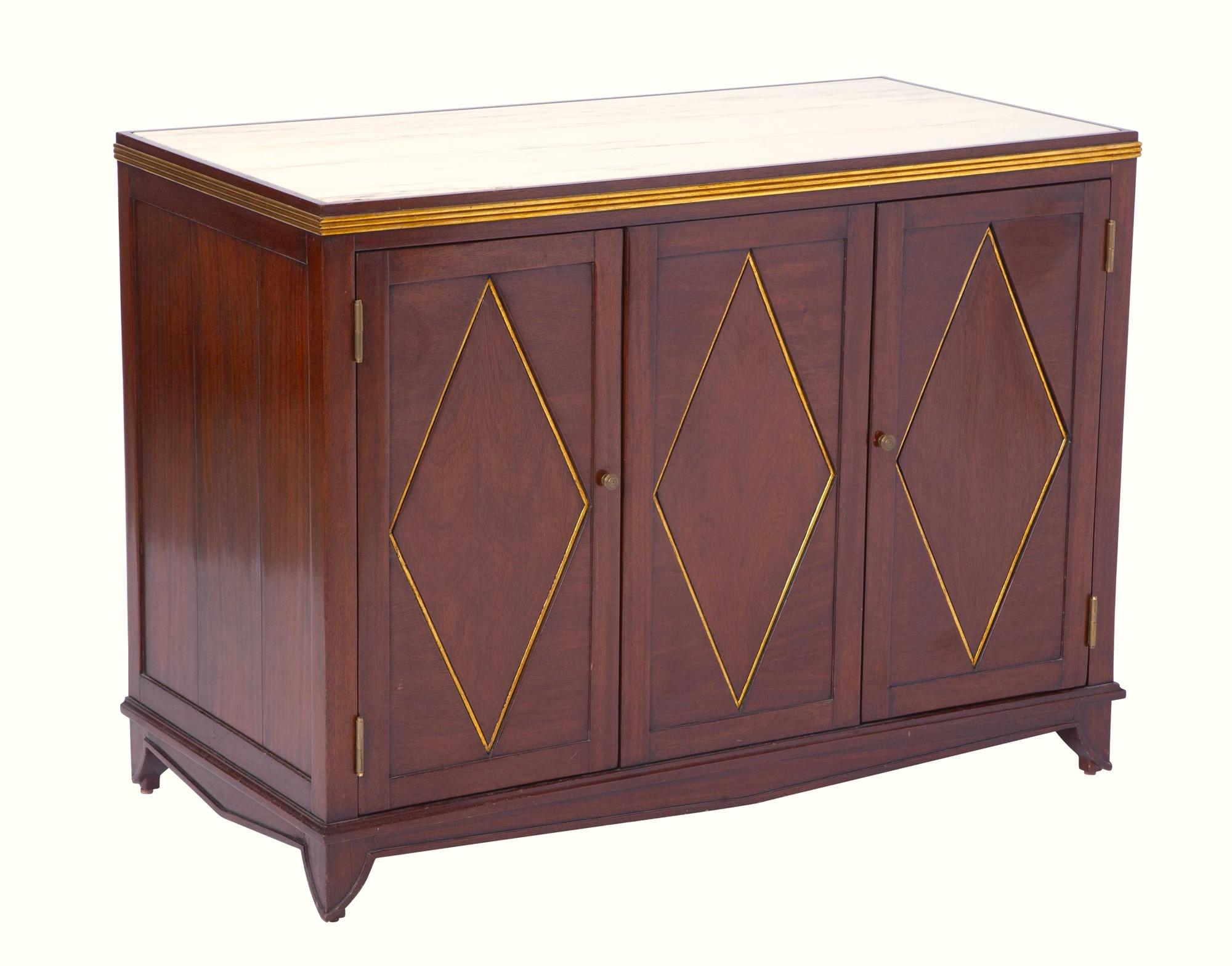 Sculpté à la main Dessin Fournir Buffet / Crédence en acajou Wood Wood & parcel Gilt / Marble Top en vente