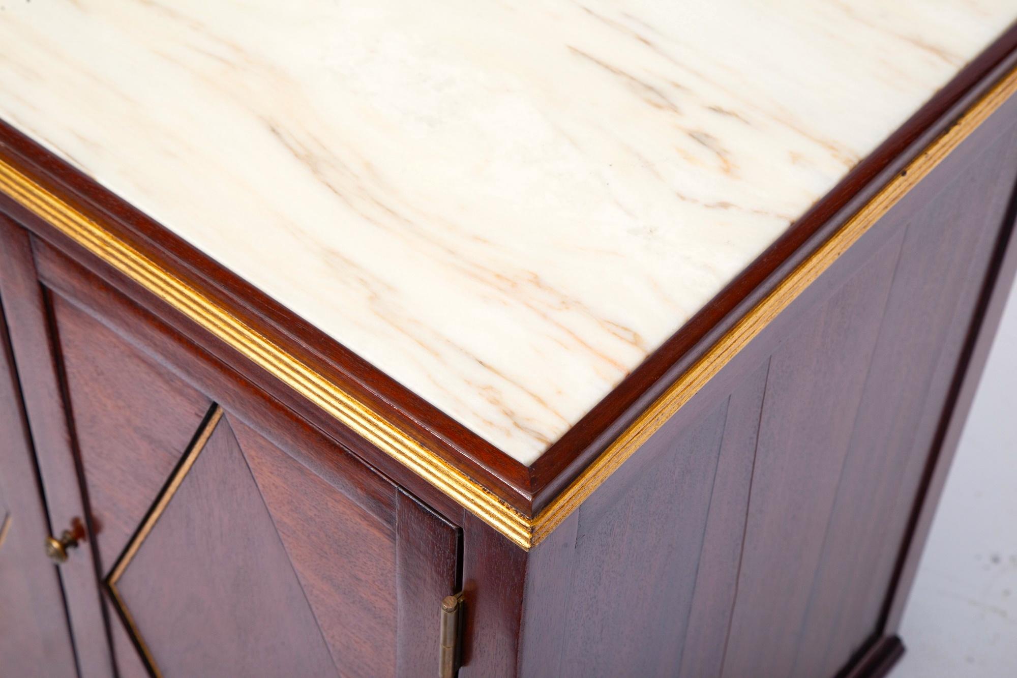 Dessin Fournir Buffet / Crédence en acajou Wood Wood & parcel Gilt / Marble Top Bon état - En vente à Tarry Town, NY