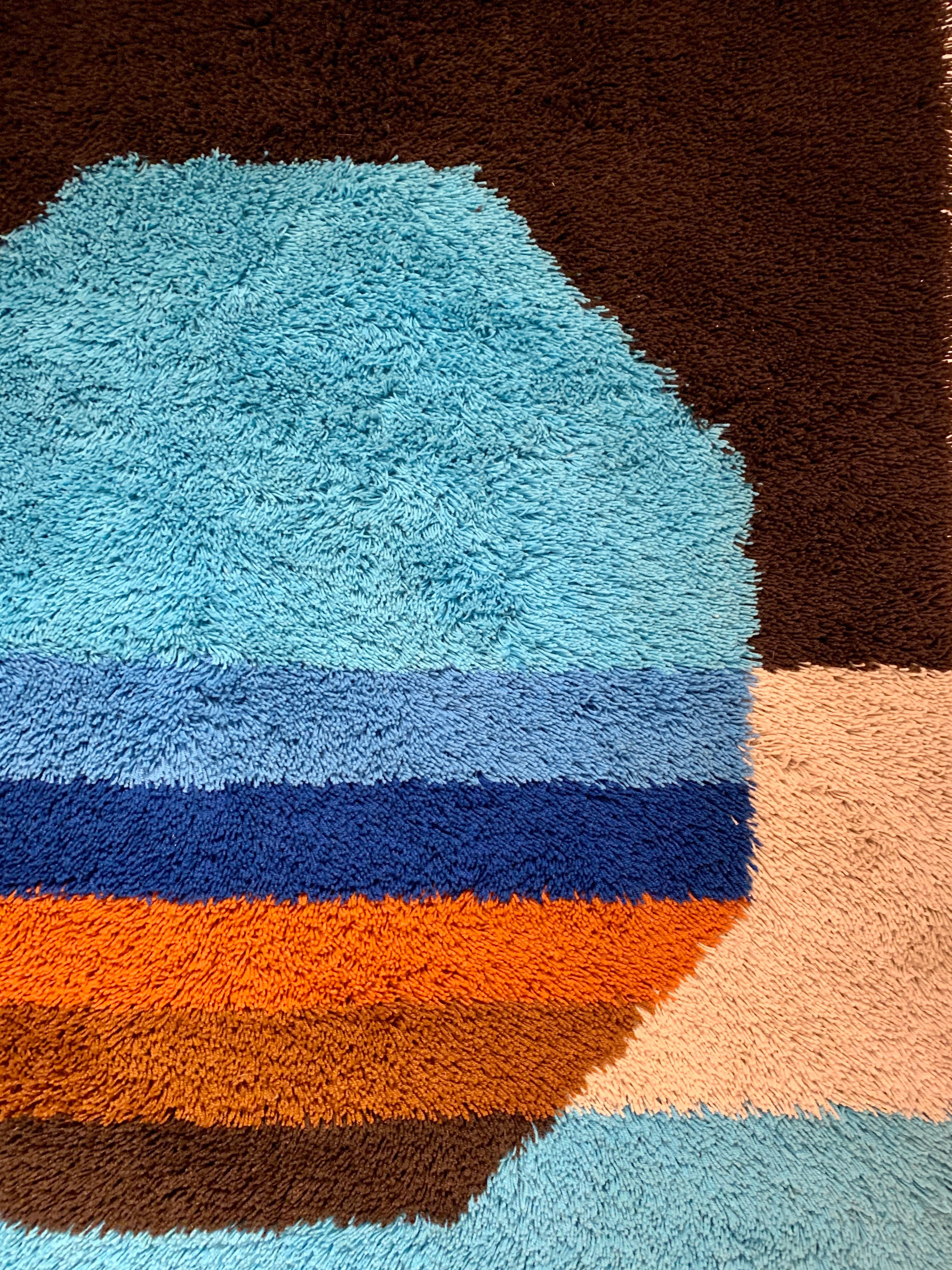 Desso is a Dutch rug company that created decorative carpets in the 1970s. This particular model is contemporary with the pop style of Verner Panton with his bright saturated colours.