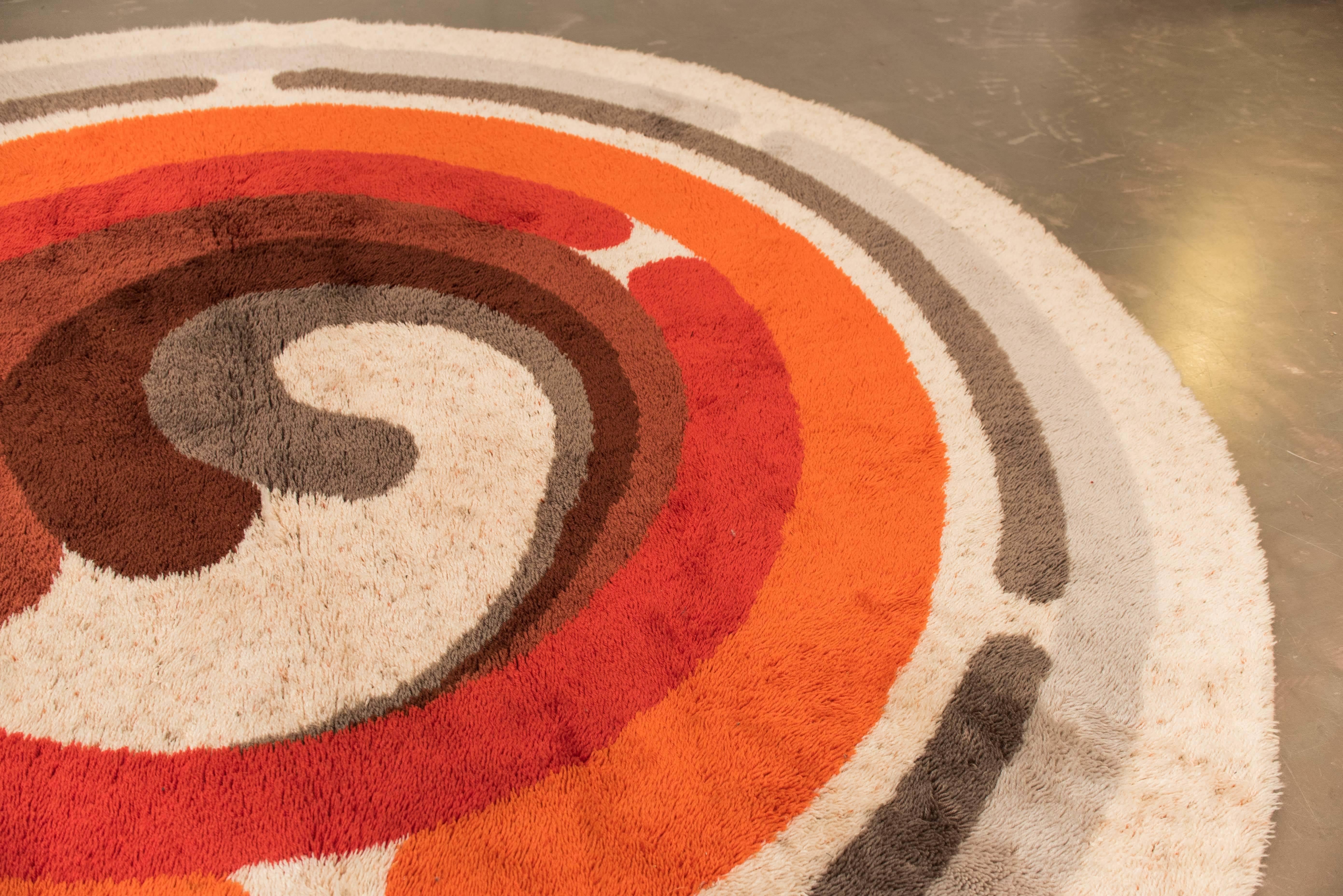 Original Op Art round carpet by Desso, 1960s, 100% natural wool.