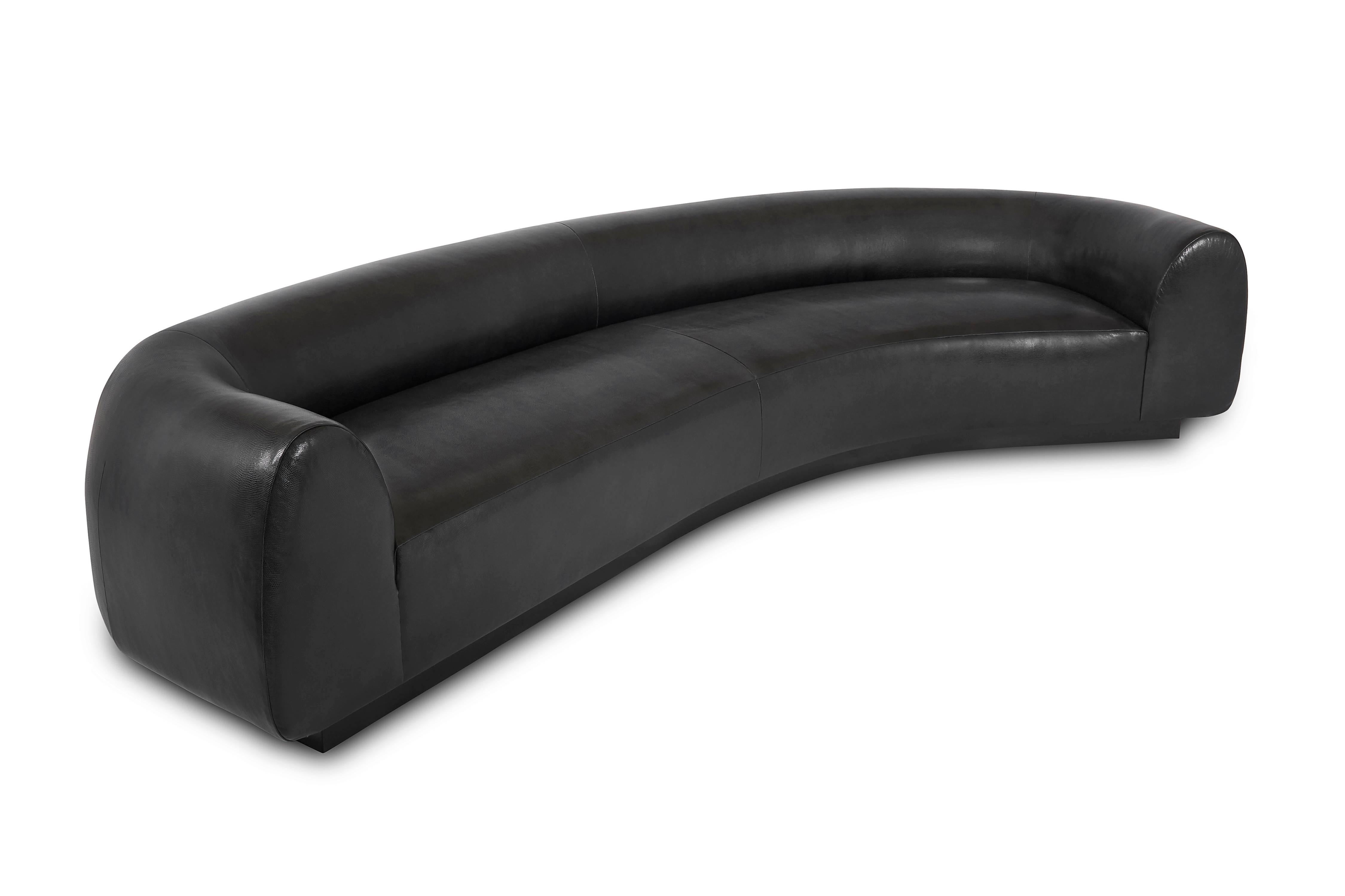 Dieses Oversize-Sofa vereint Komfort und klare, moderne Linien. Mit seinem schwarz lackierten Gestell und dem geprägten Leder ist das Sofa destino der Inbegriff von luxuriösem Komfort.