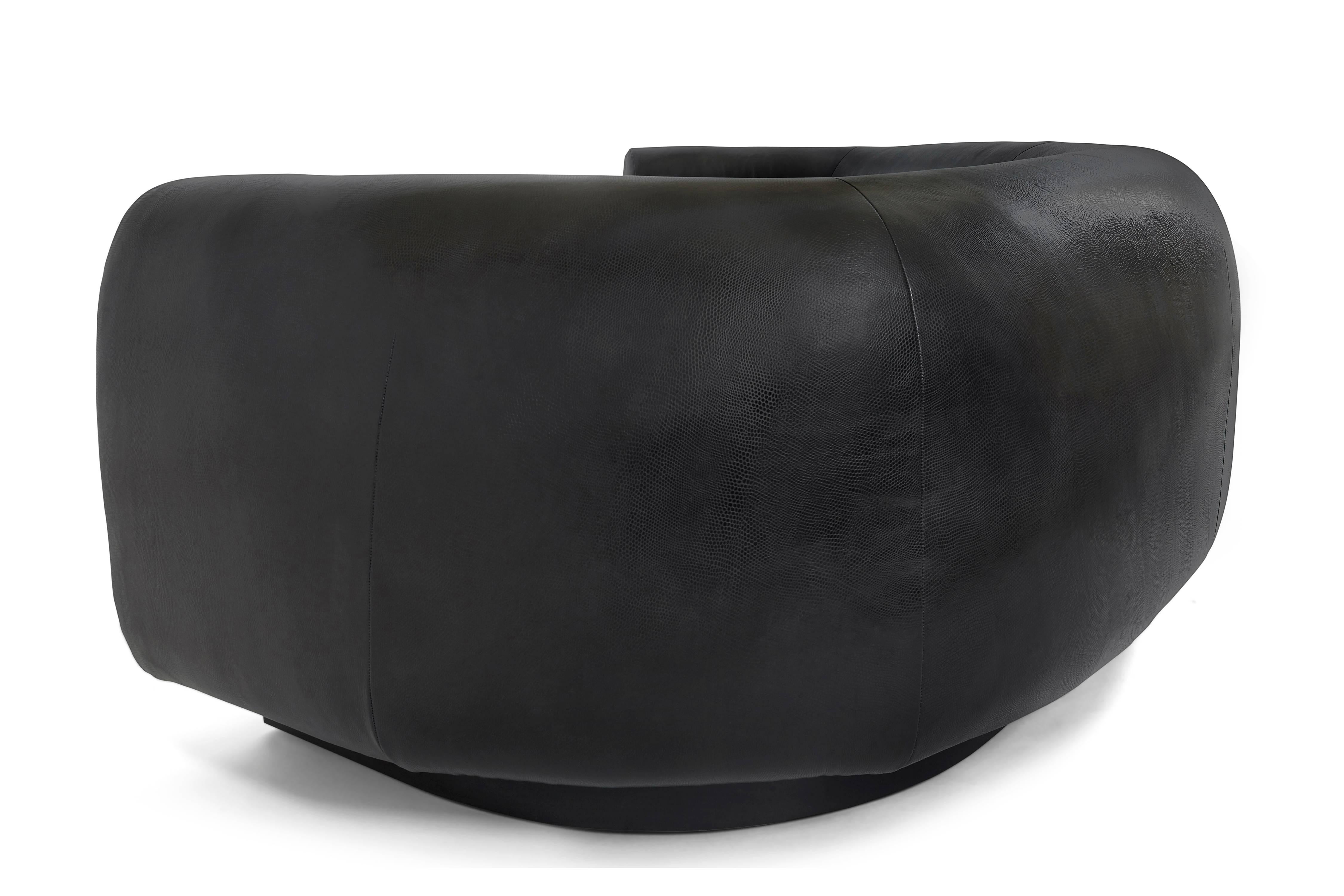 XXIe siècle et contemporain Canapé Destino noir à assise torsadée incurvée en vente