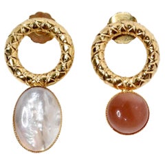 Destree Orecchini a goccia asimmetrici con pietre preziose in costume placcati oro 18k