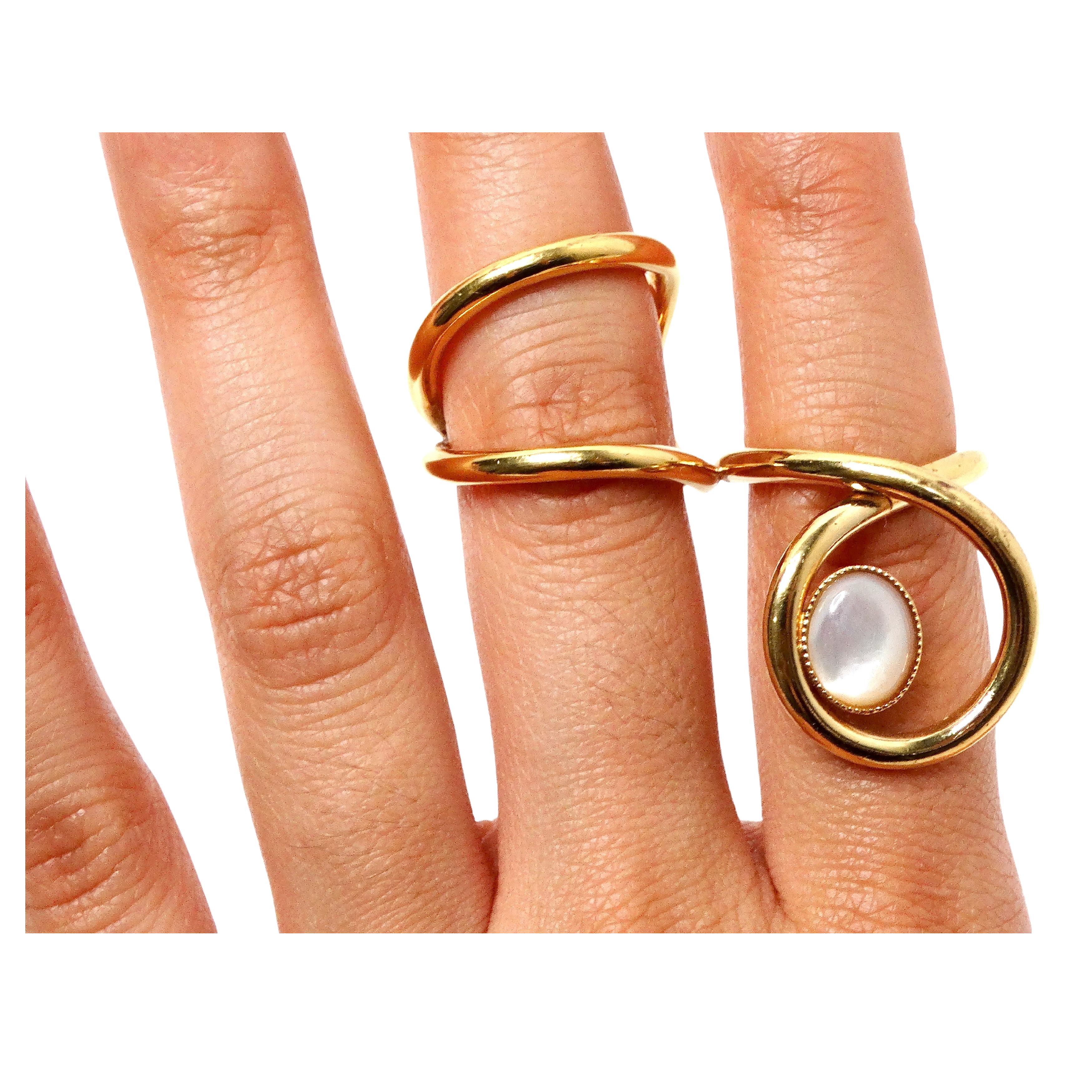 L'anello doppio con gemma in costume placcato oro 18k di Destree è un pezzo straordinario progettato per elevare qualsiasi ensemble. Con una bellissima gemma rosa in costume, l'anello è realizzato con una finitura placcata in oro 18 carati che
