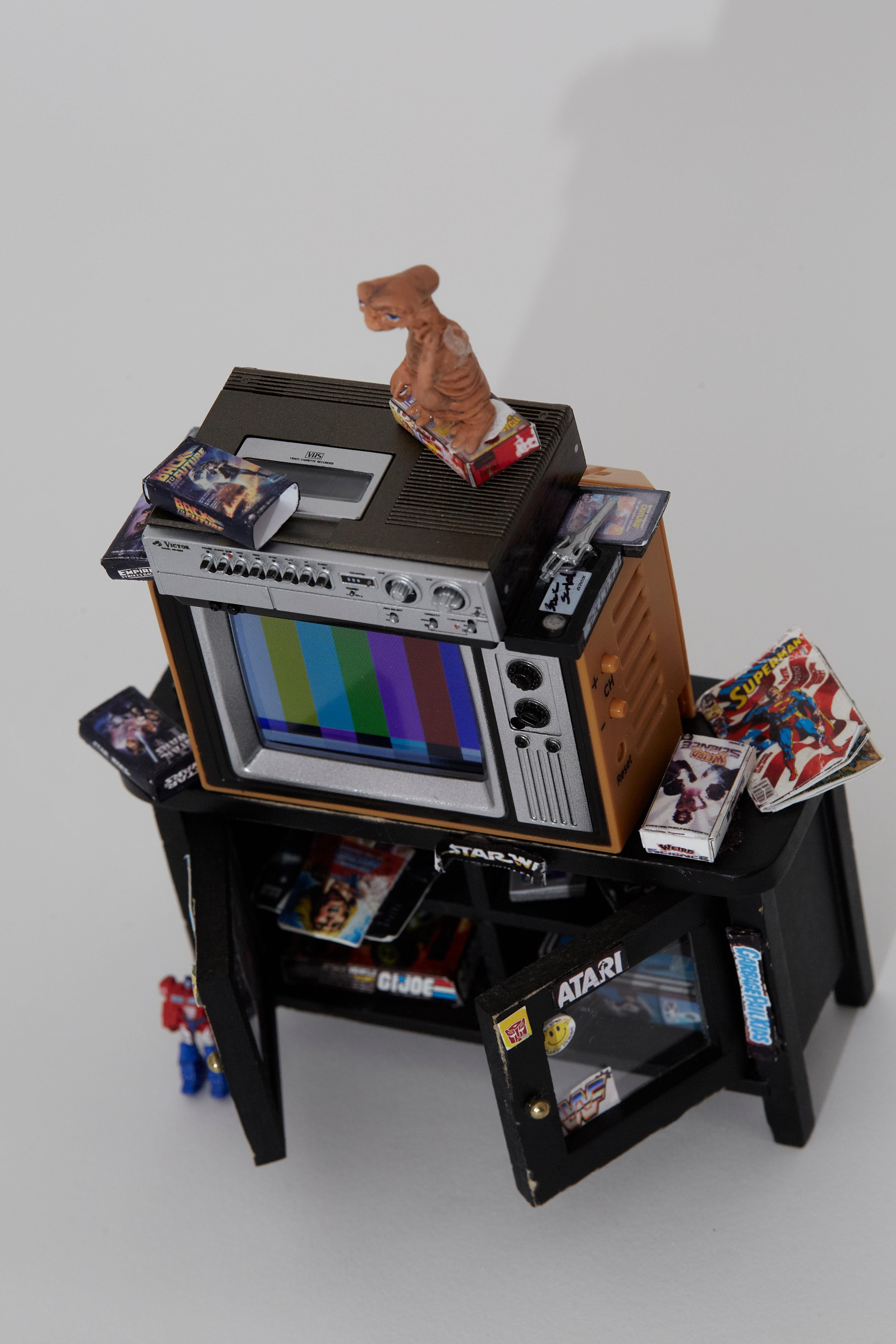 Boîte d'DIORAMA MINIATURE GEN X ROOM DIORAMA -BEDROOM des années 80 avec T.V. d'ENSEMBLE Pop Art - ATARI 11