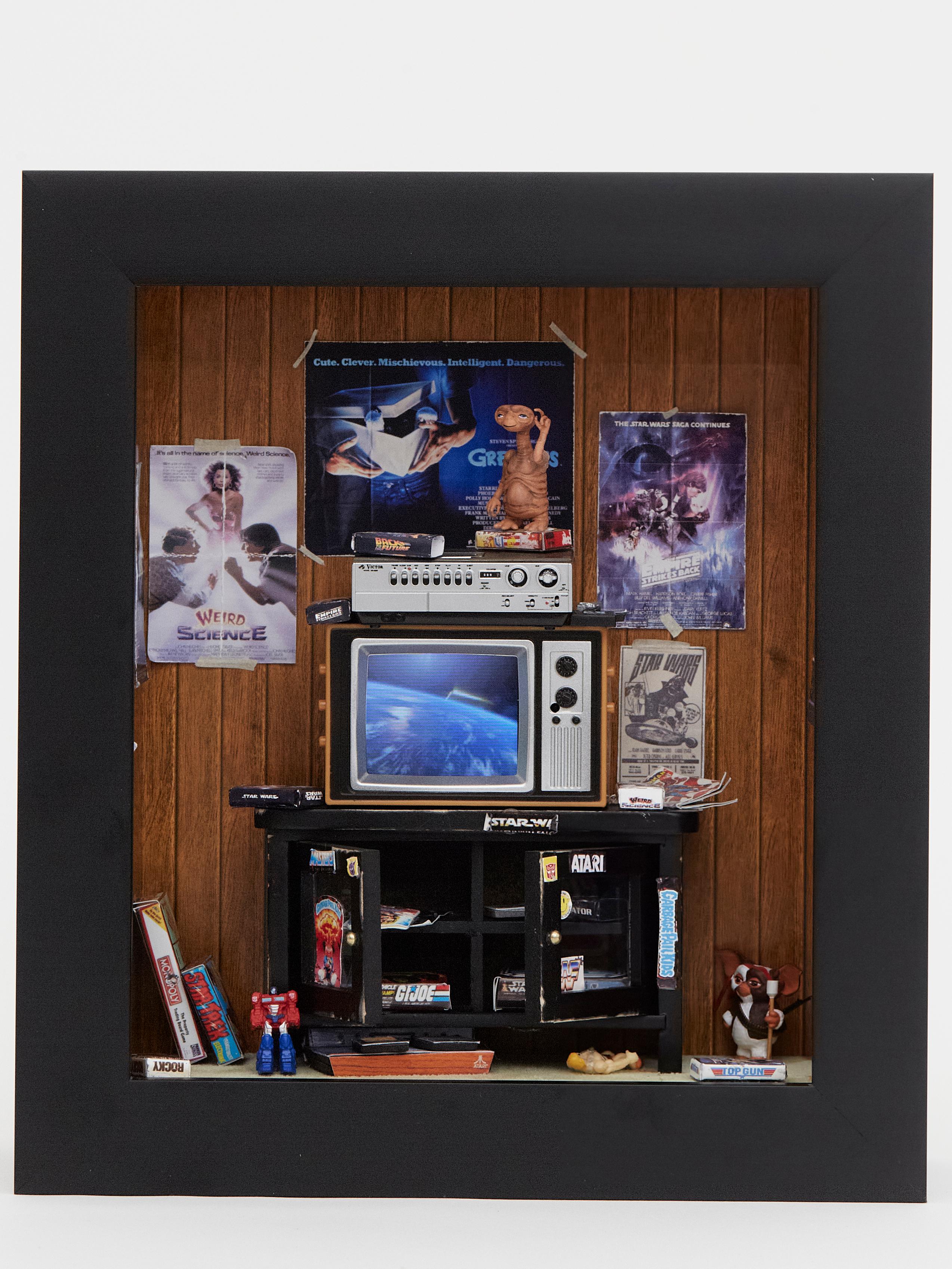 Boîte d'DIORAMA MINIATURE GEN X ROOM DIORAMA -BEDROOM des années 80 avec T.V. d'ENSEMBLE Pop Art - ATARI - Modernisme américain Mixed Media Art par Destro