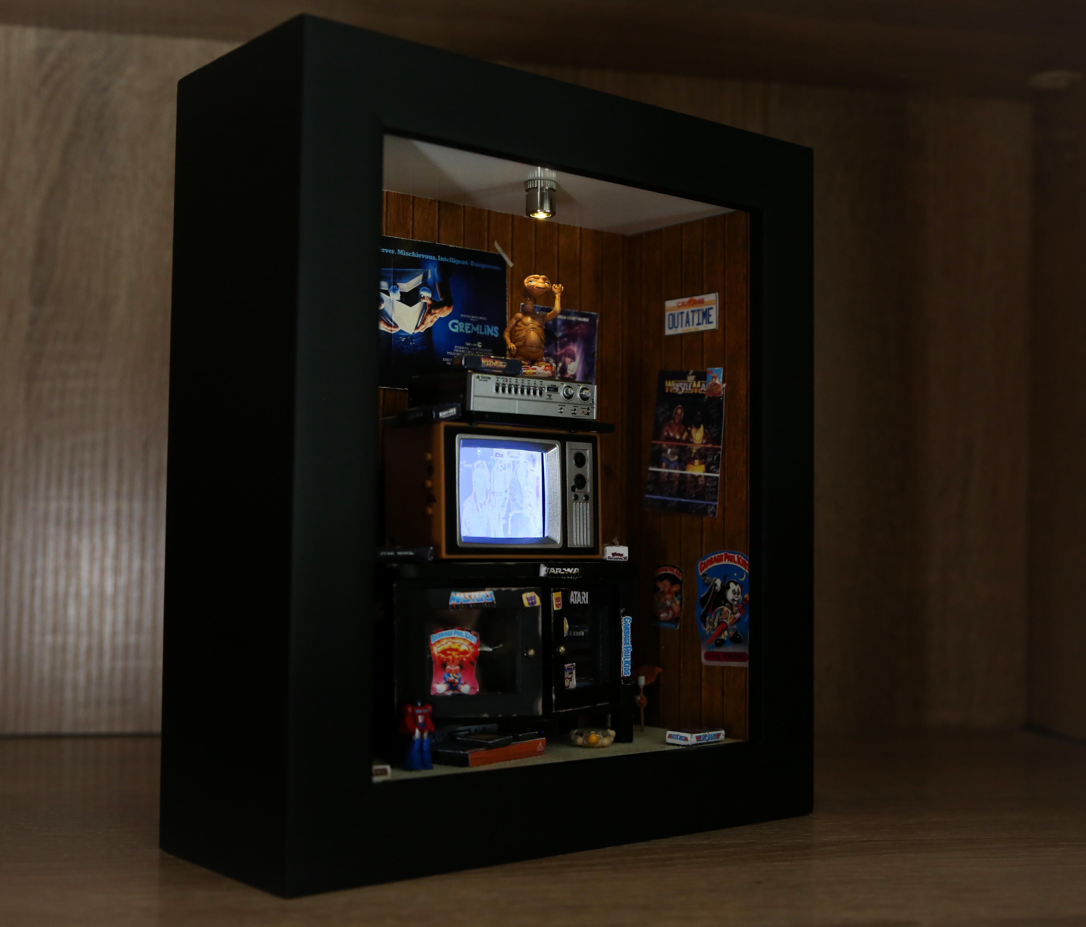 Boîte d'DIORAMA MINIATURE GEN X ROOM DIORAMA -BEDROOM des années 80 avec T.V. d'ENSEMBLE Pop Art - ATARI 2