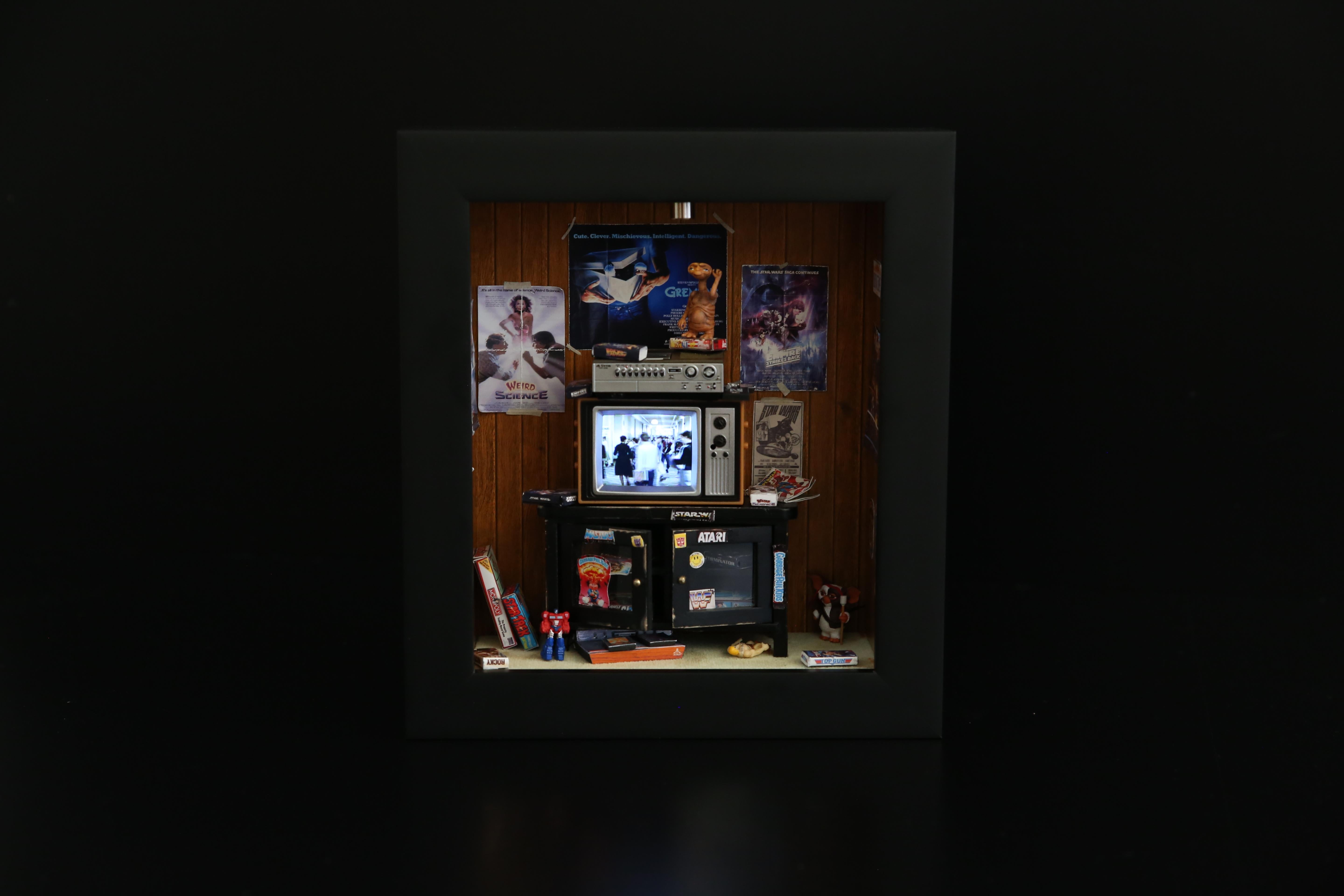 Boîte d'DIORAMA MINIATURE GEN X ROOM DIORAMA -BEDROOM des années 80 avec T.V. d'ENSEMBLE Pop Art - ATARI 3
