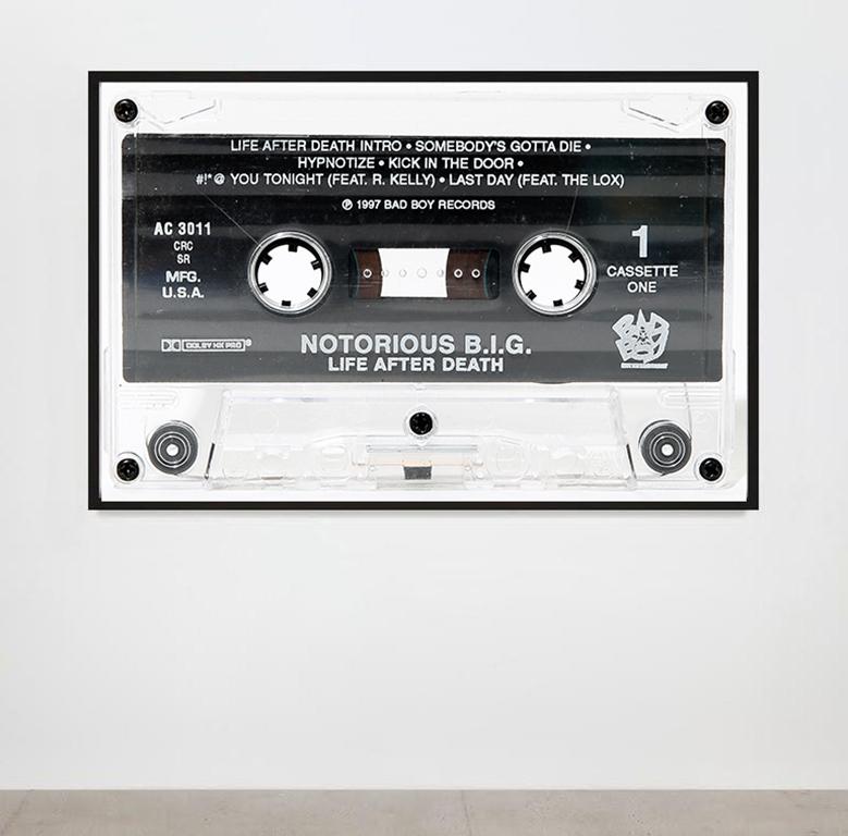  30x50 NOTORIOUS B.I.G. „LIFE AFTER DEATH“ Cassette-Fotografie Pop Art Unsigniert (Amerikanische Moderne), Print, von Destro