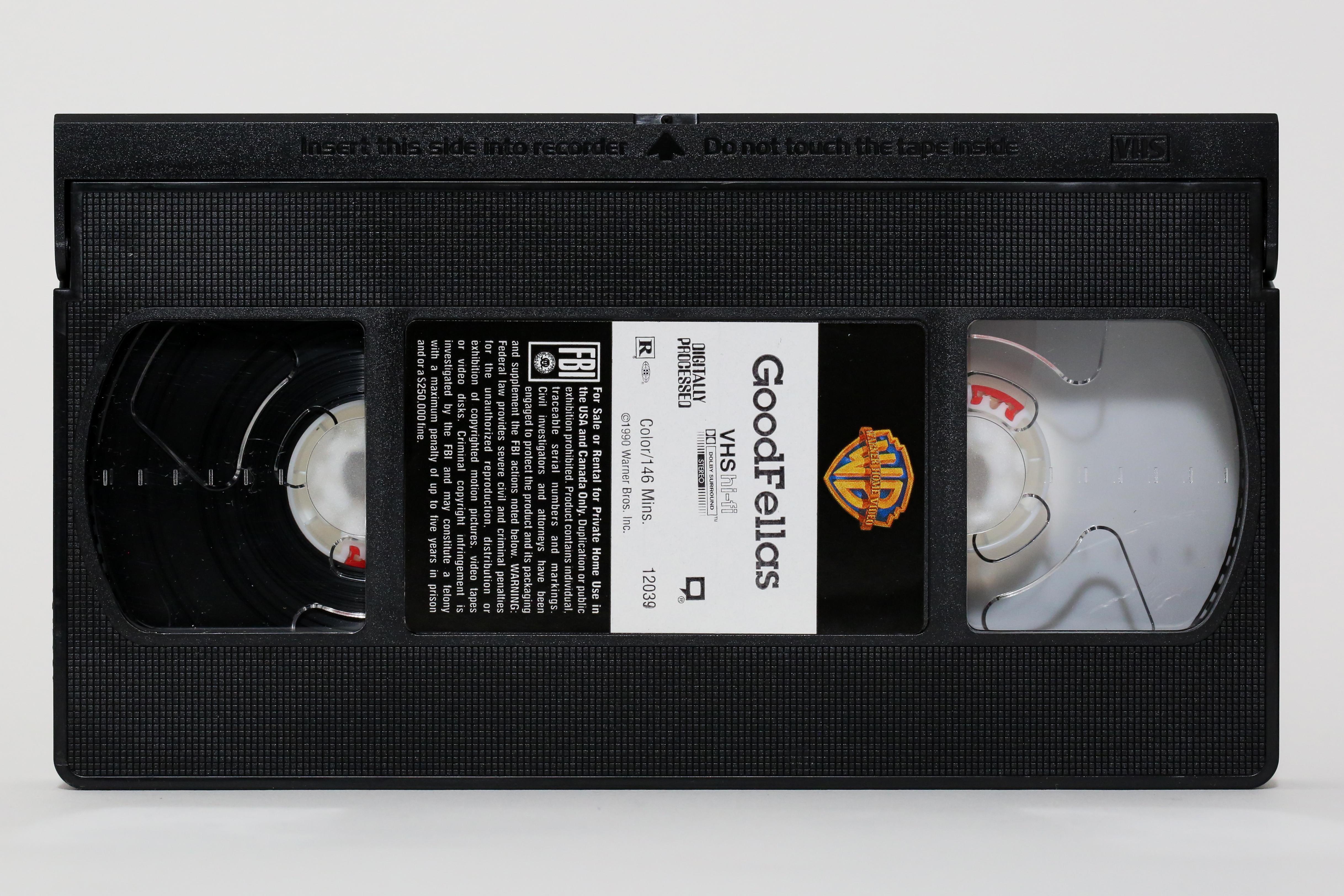 Destro Still-Life Print – 36x48 „Goodfellas“ VHS-Fotografie, Pop-Art-Fotografie