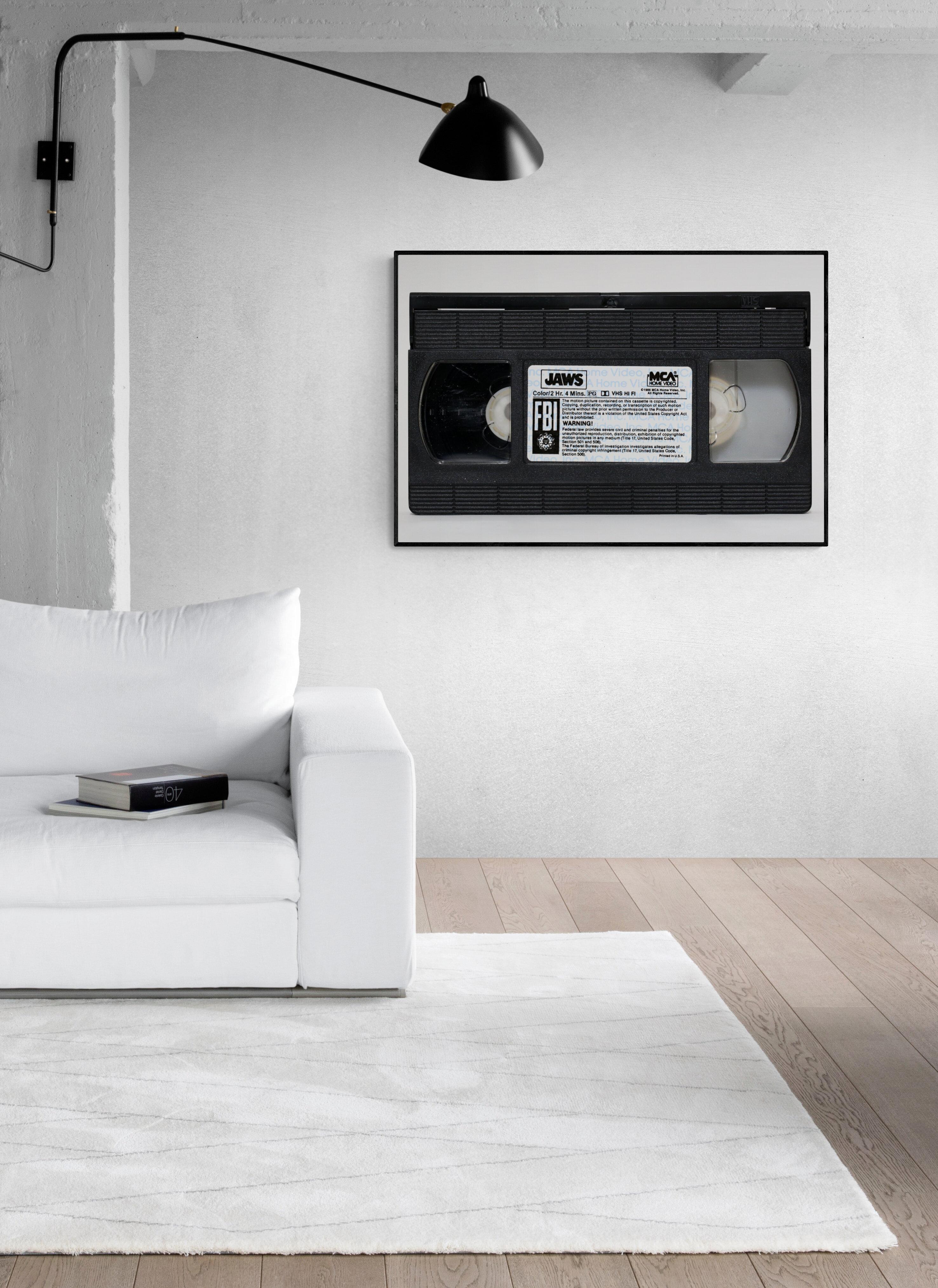 36x48  „Jaws“ VHS Fotofotografie Pop-Art  Fine Art Print Signiert (Schwarz), Still-Life Print, von Destro